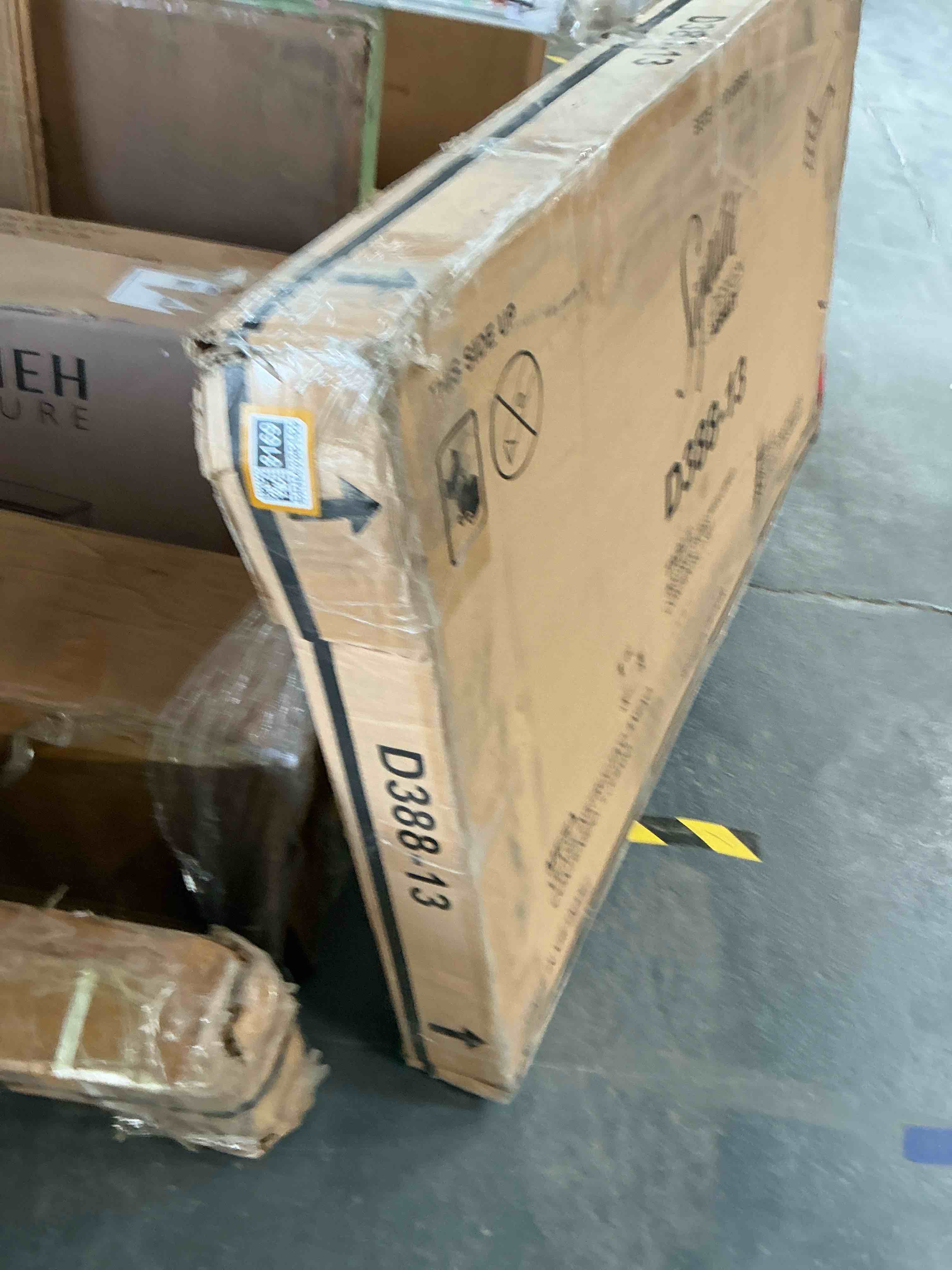 Condition photo showing Good Condition for SIGNATURE DESIGN BY ASHLEY TABLE