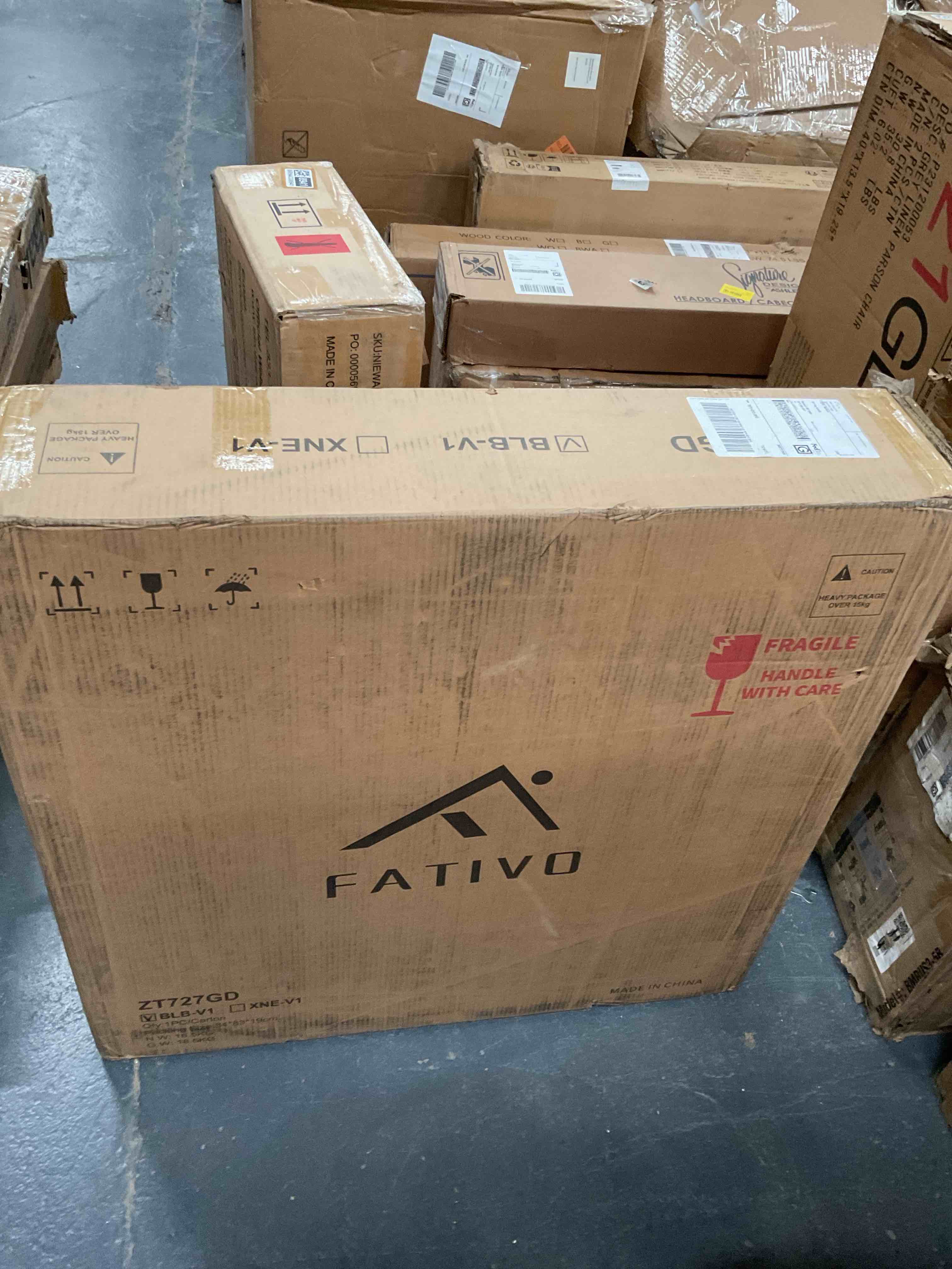 Condition photo showing Good Condition for sintered stone top dinging table round kitchen bistro table