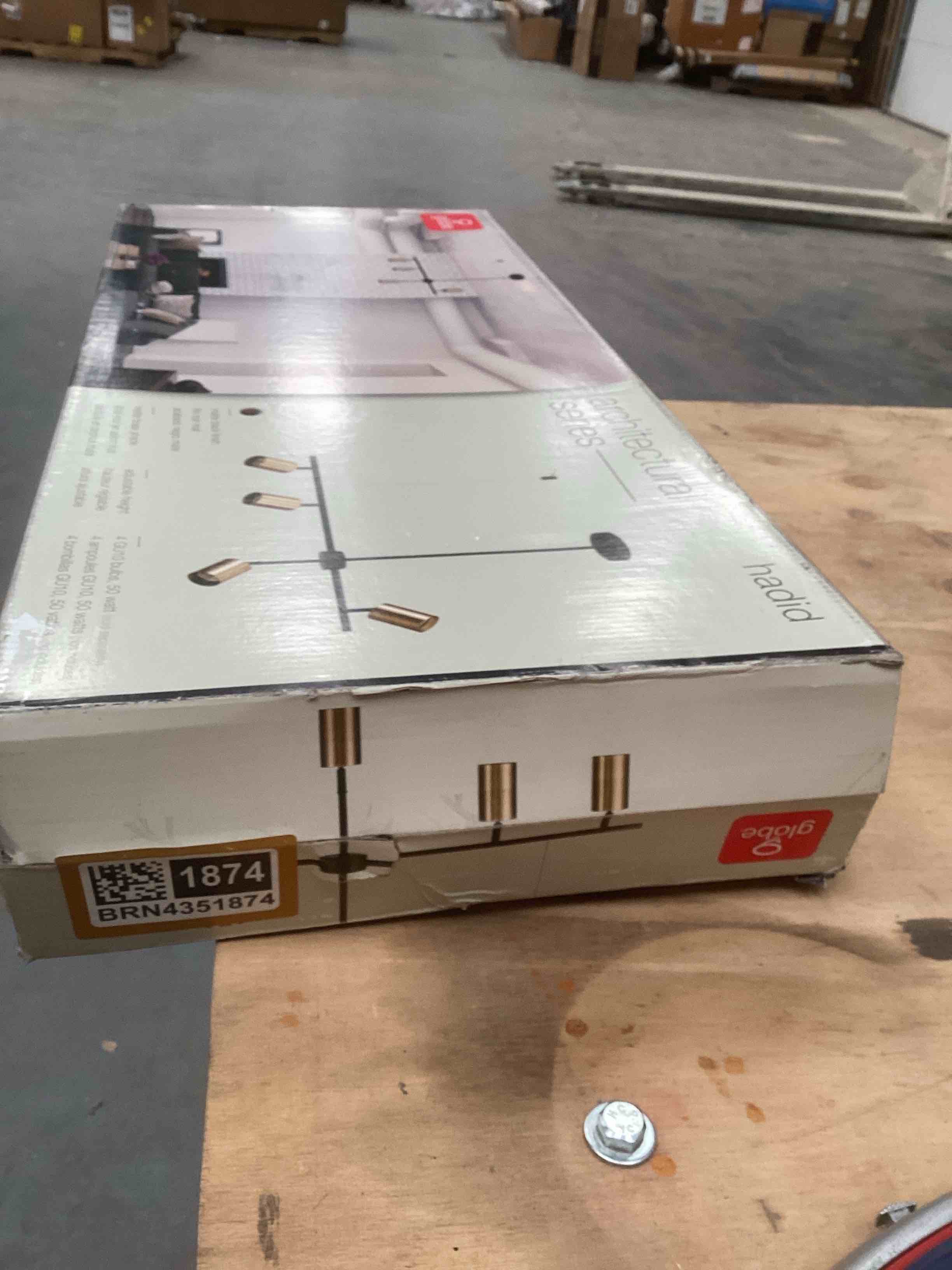 Condition photo showing Good Condition for Globe 4 light geometrical track bar