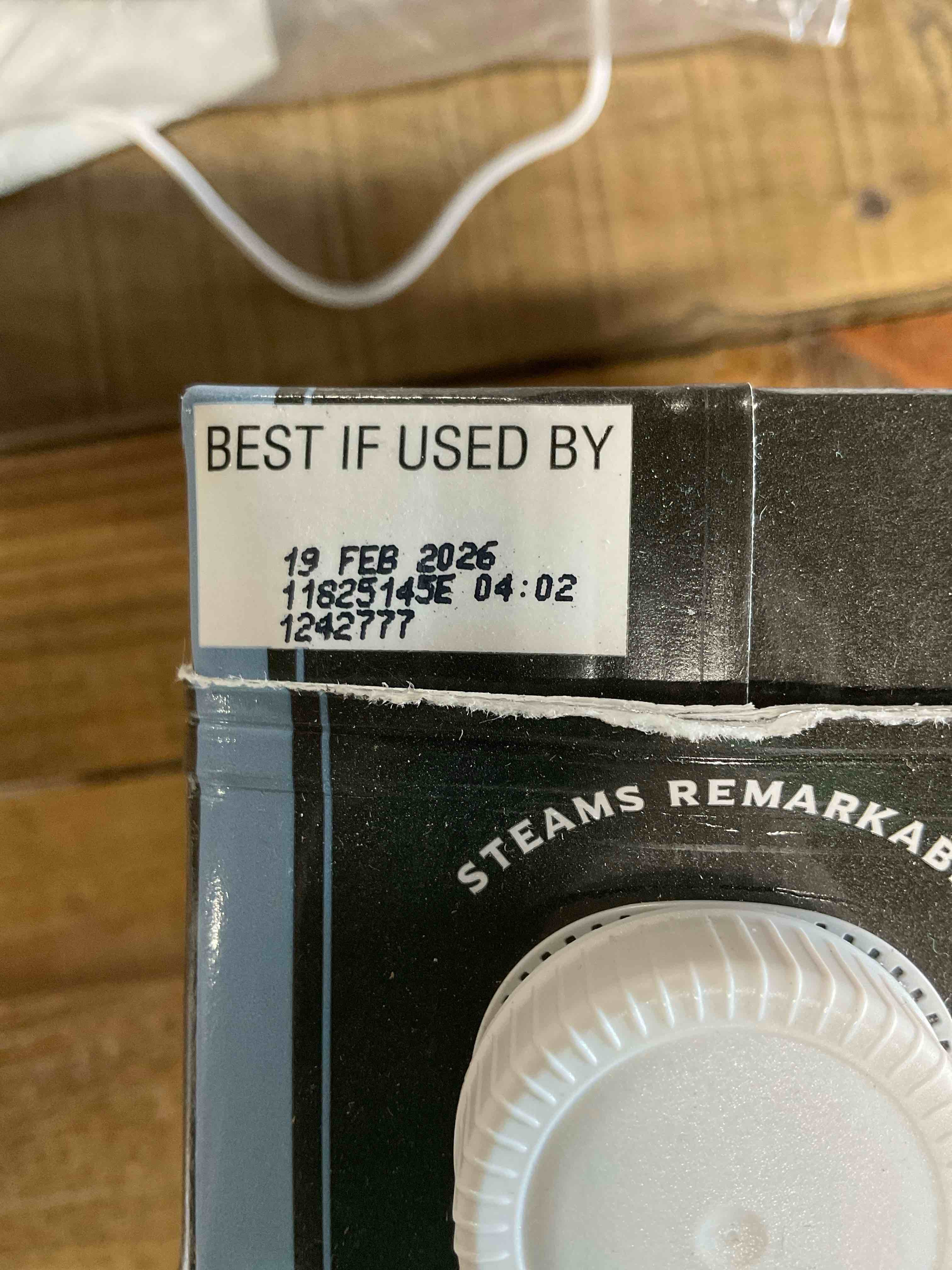 Condition photo showing New/Like New for Califia Farms - Oat Barista Blend Oat Milk, 32 Oz, Dairy Free, Vegan, Plant Based, Gluten Free, Non GMO, Milk Frother, Coffee Creamer 32 Fl Oz (Pack of 1)