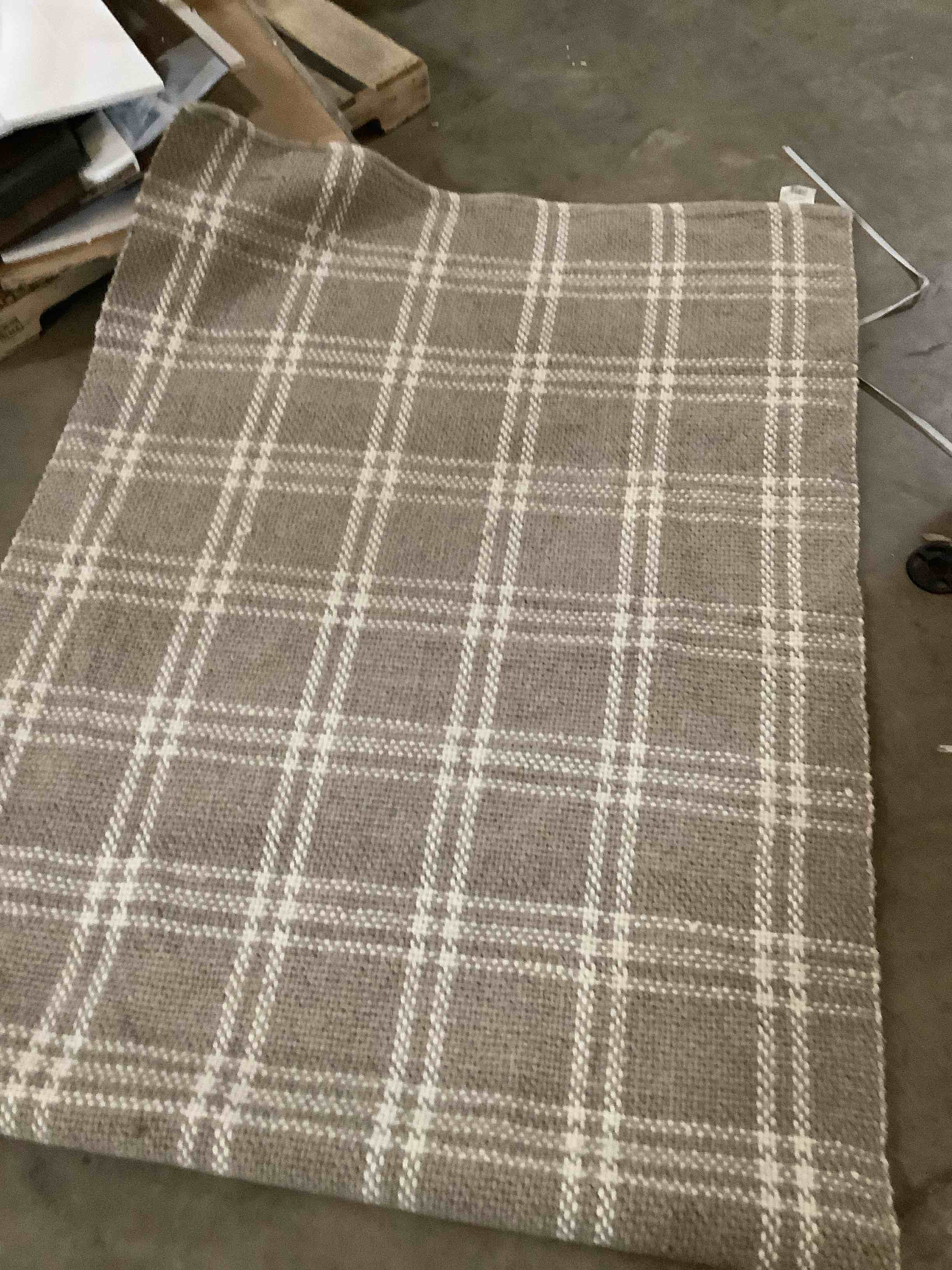 grey and white rug 