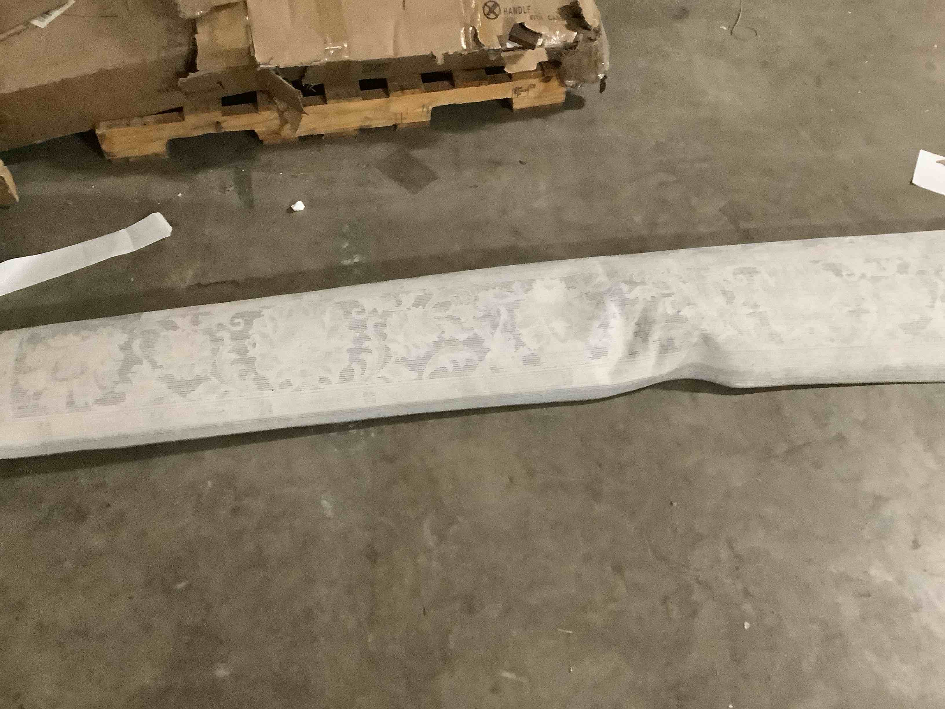 Condition photo showing Good Condition for white large rug