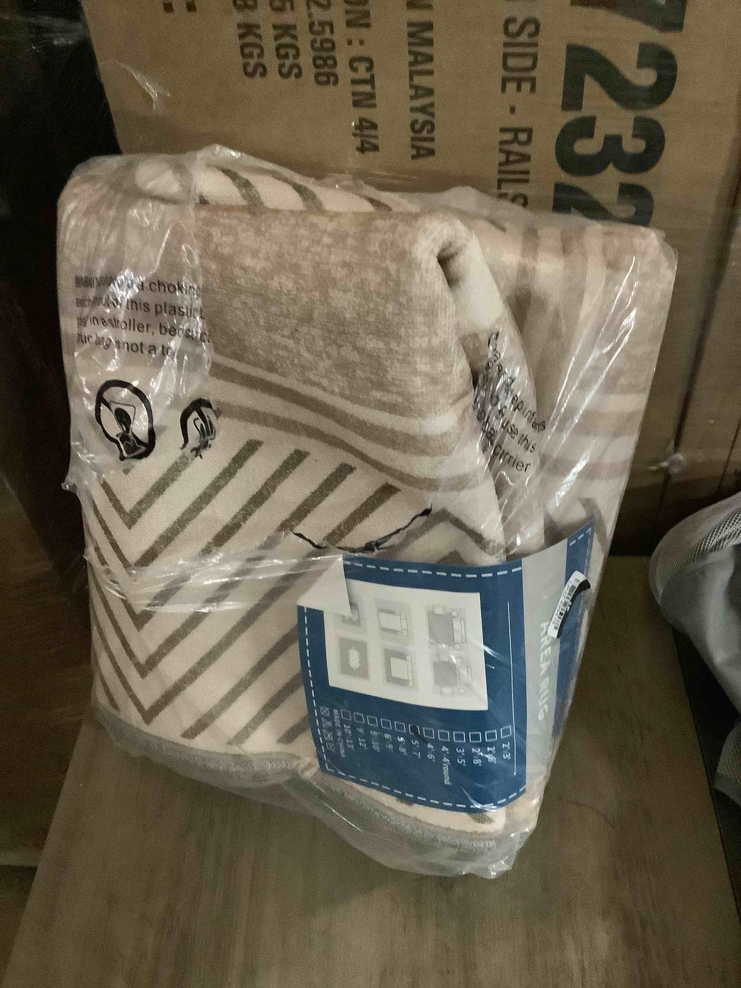 Condition photo showing Good Condition for area rug luxurious comfort