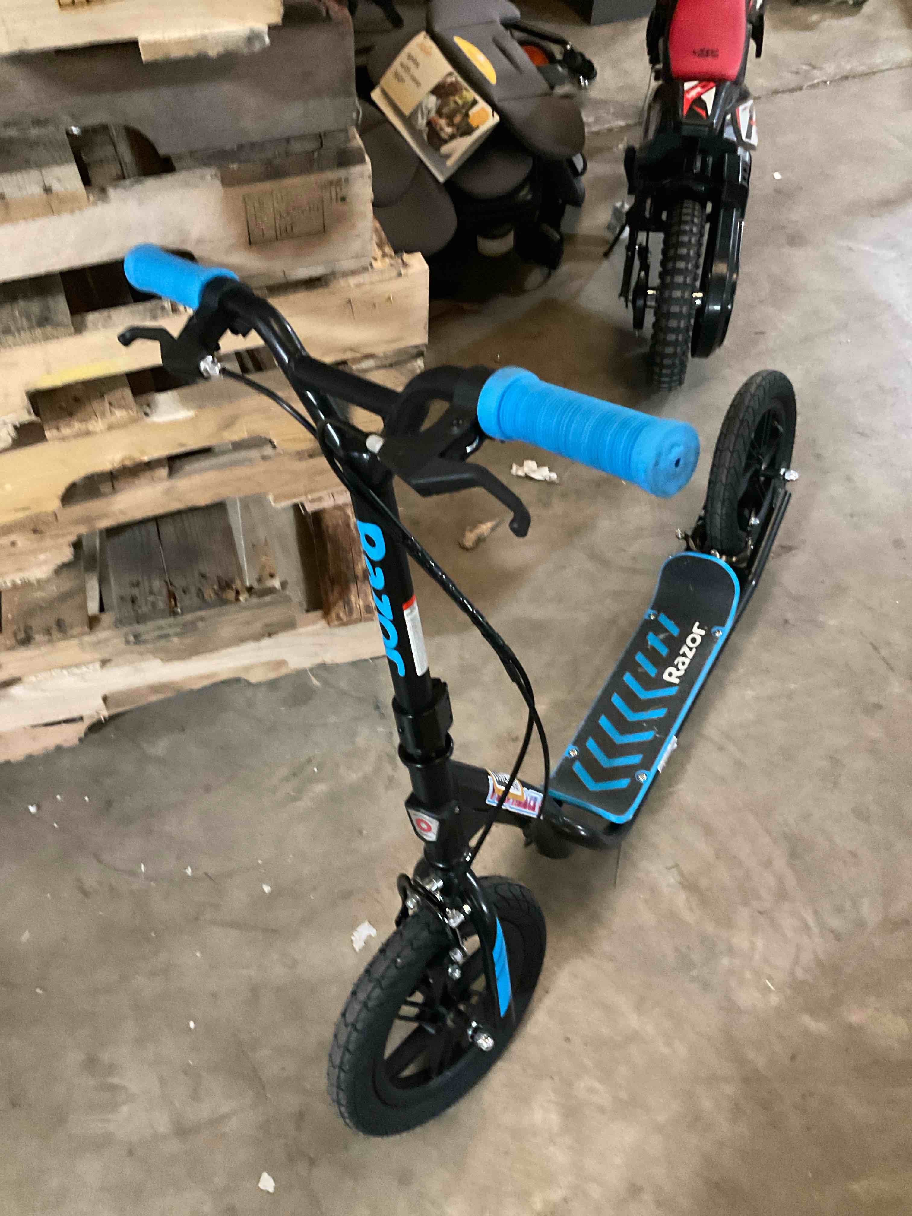 Condition photo showing Good Condition for blue razor flashback 