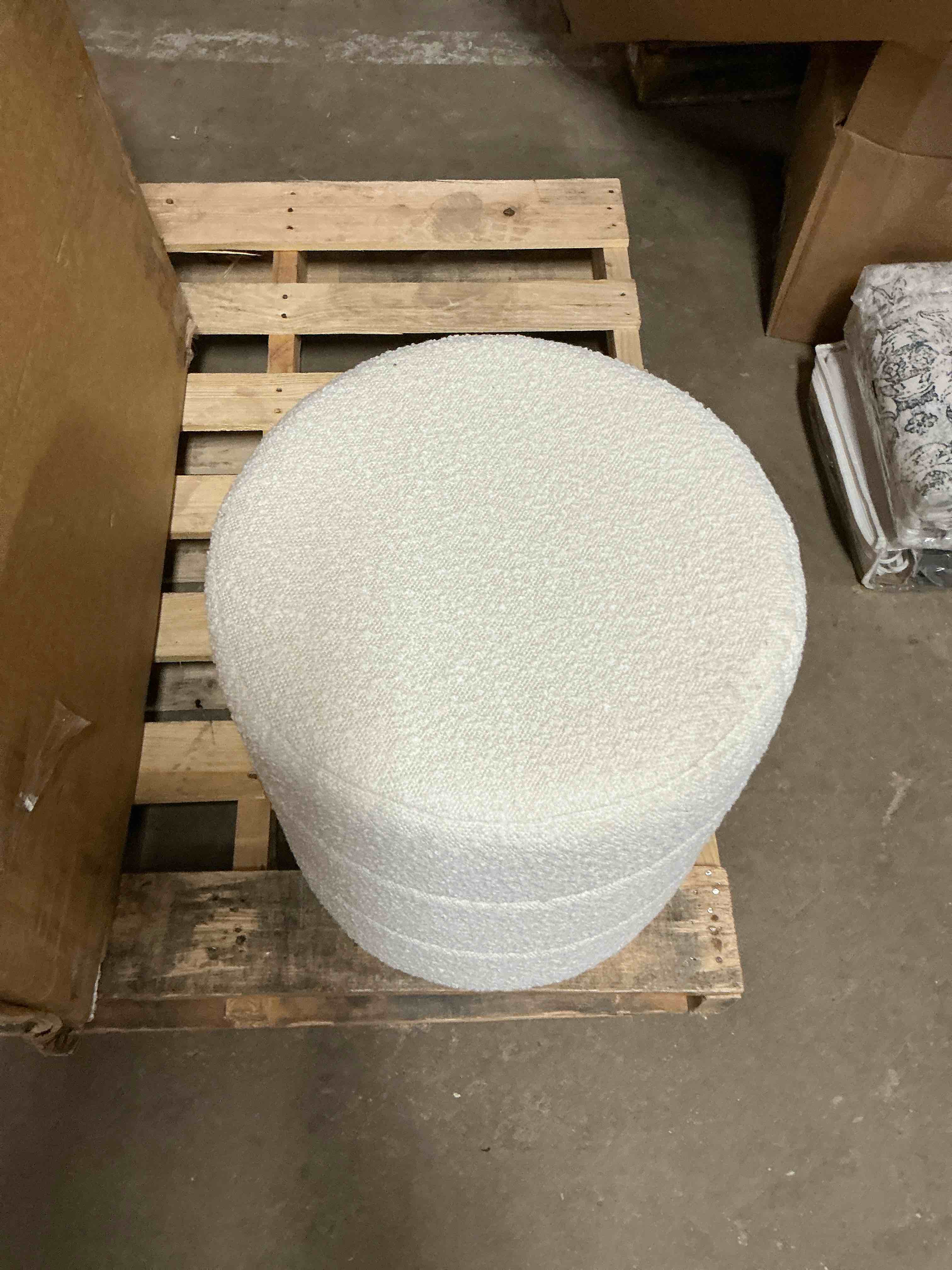 Condition photo showing Good Condition for White Round Ottoman 