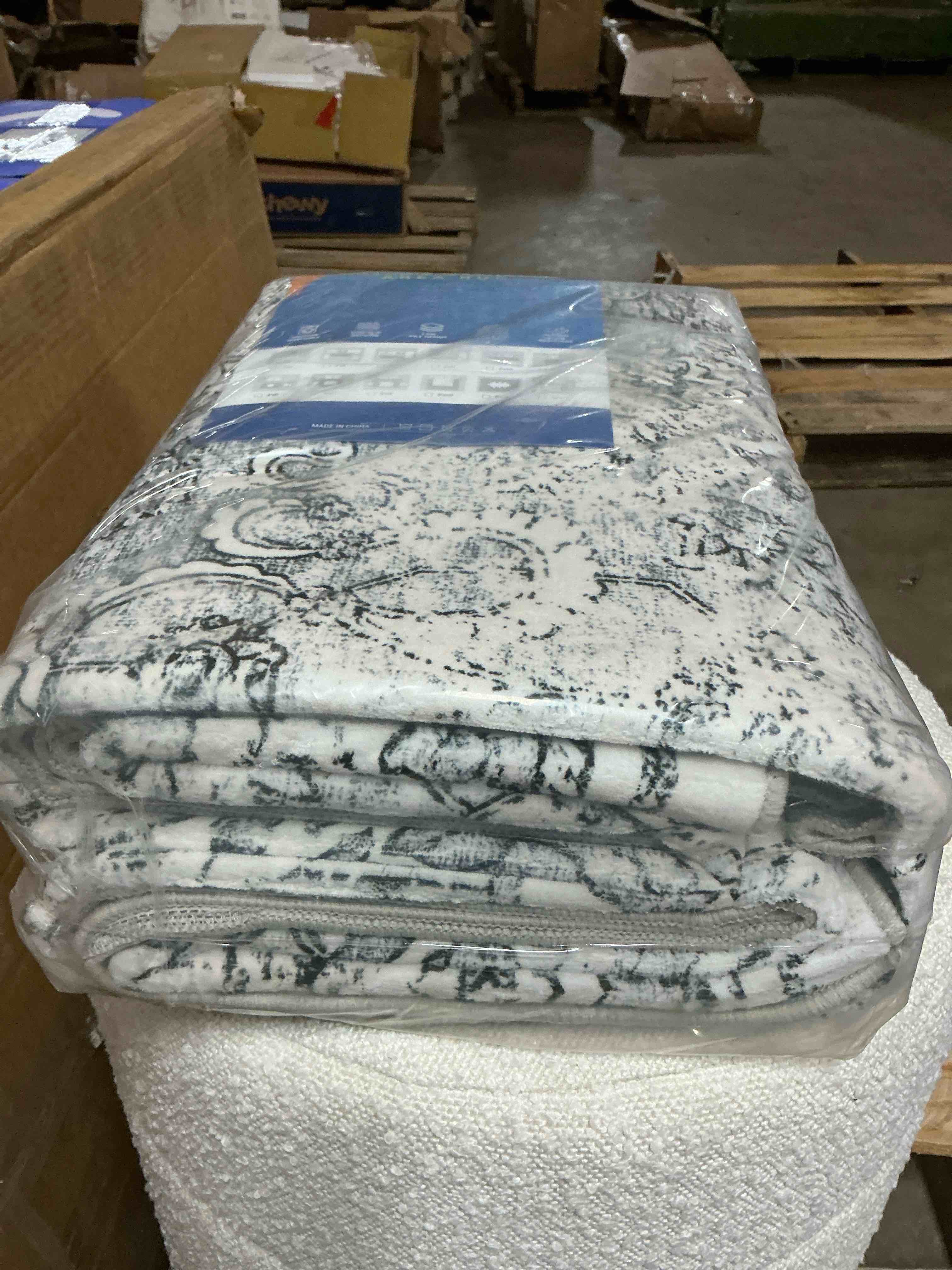 Condition photo showing Good Condition for 5 x 7 Area Rug