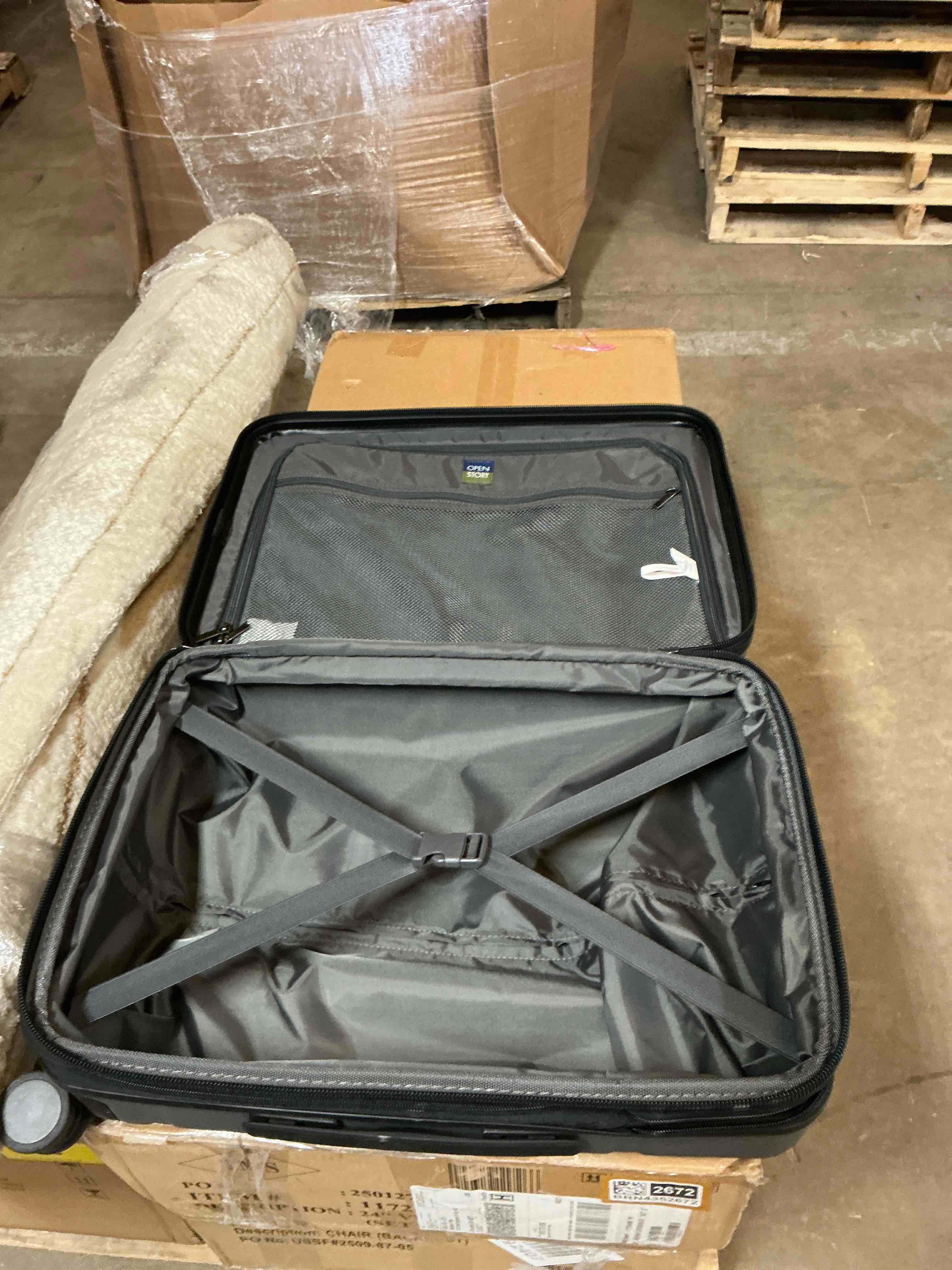 Condition photo showing Good Condition for Open Story Luggage 