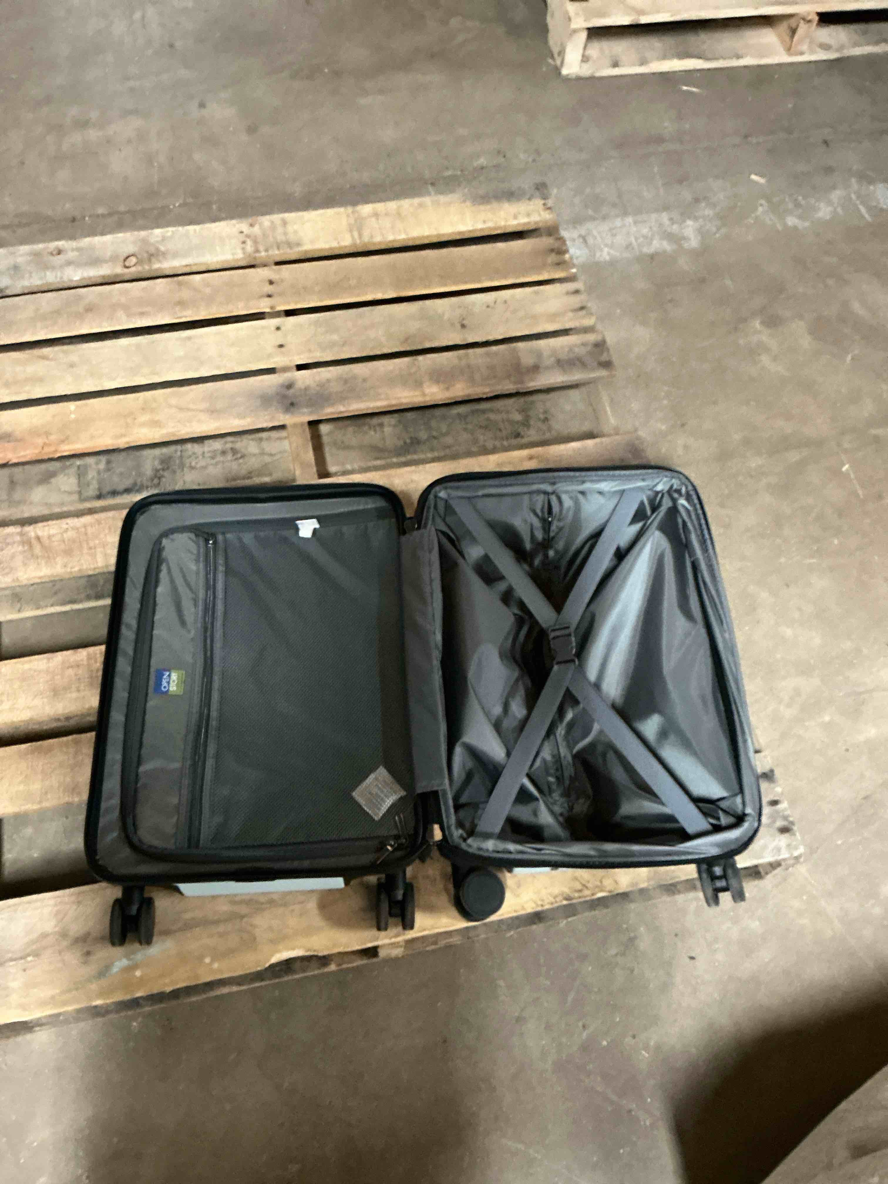 Condition photo showing Good Condition for Open Story Luggage 