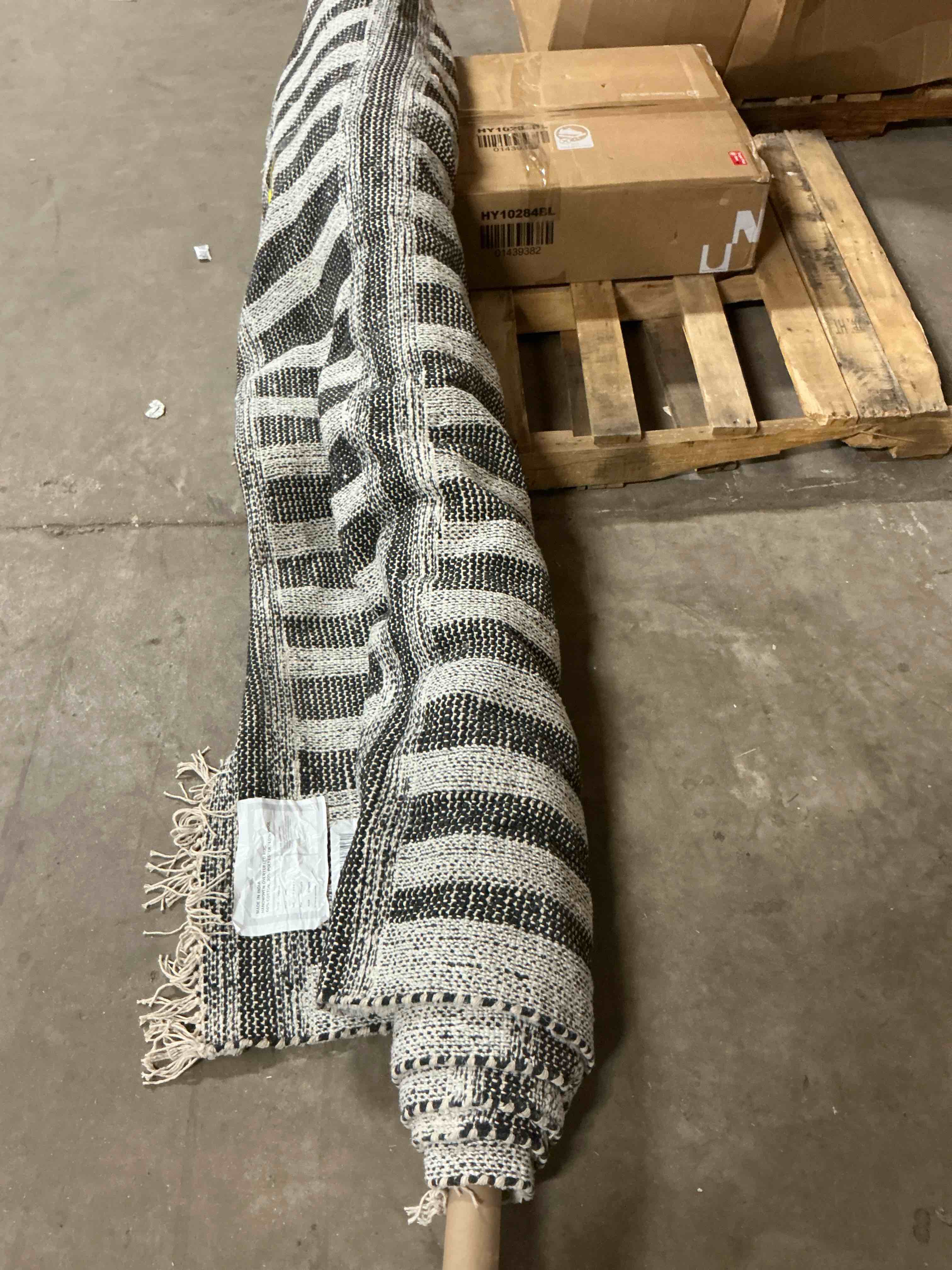 Condition photo showing Good Condition for Merrick Tasseled Cotton and Wool Area Rug 7.7 x 9.5