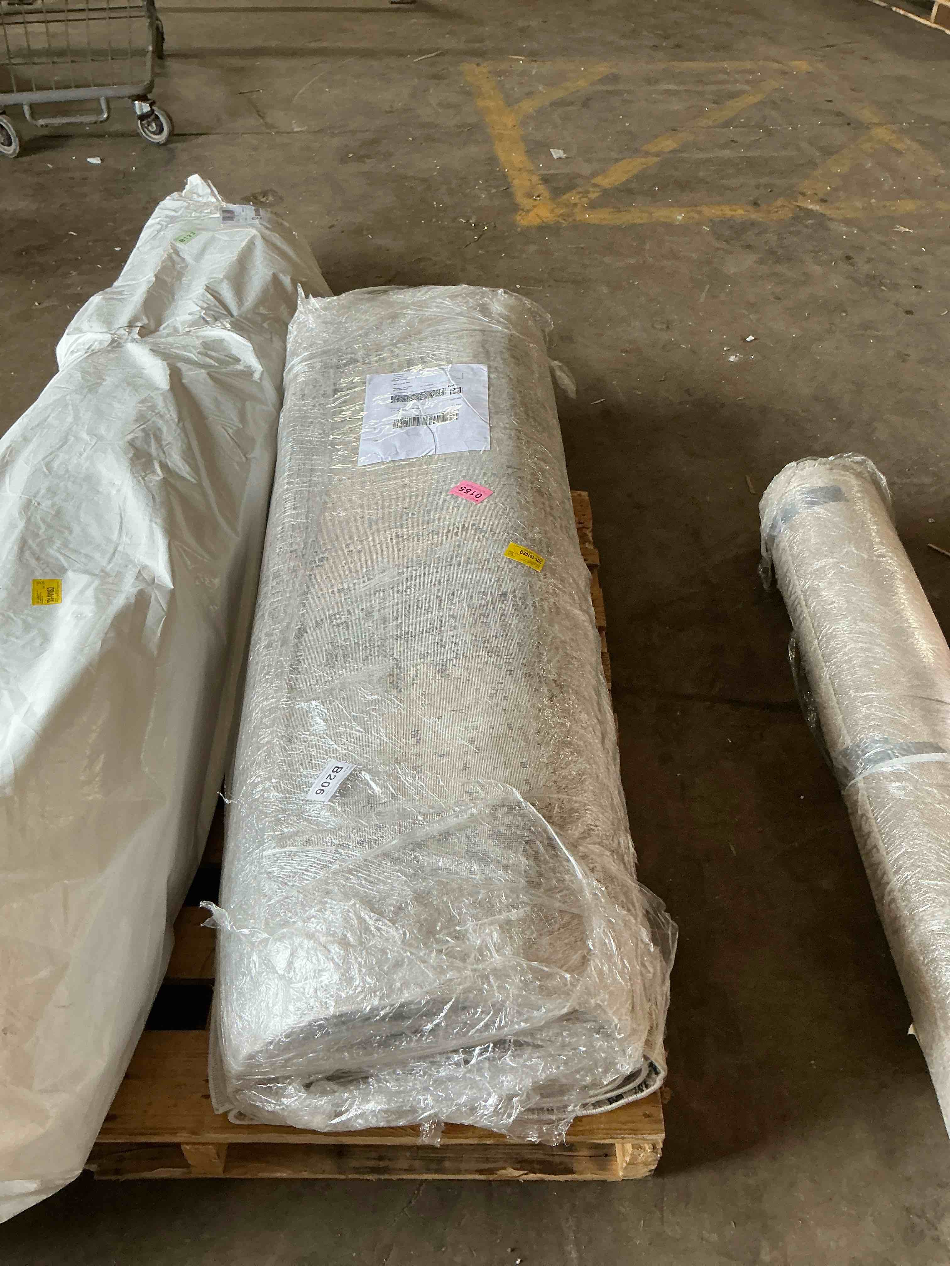 Condition photo showing Good Condition for Rectangle Quanna Abstract Machine Woven Polyester Area Rug in Blue