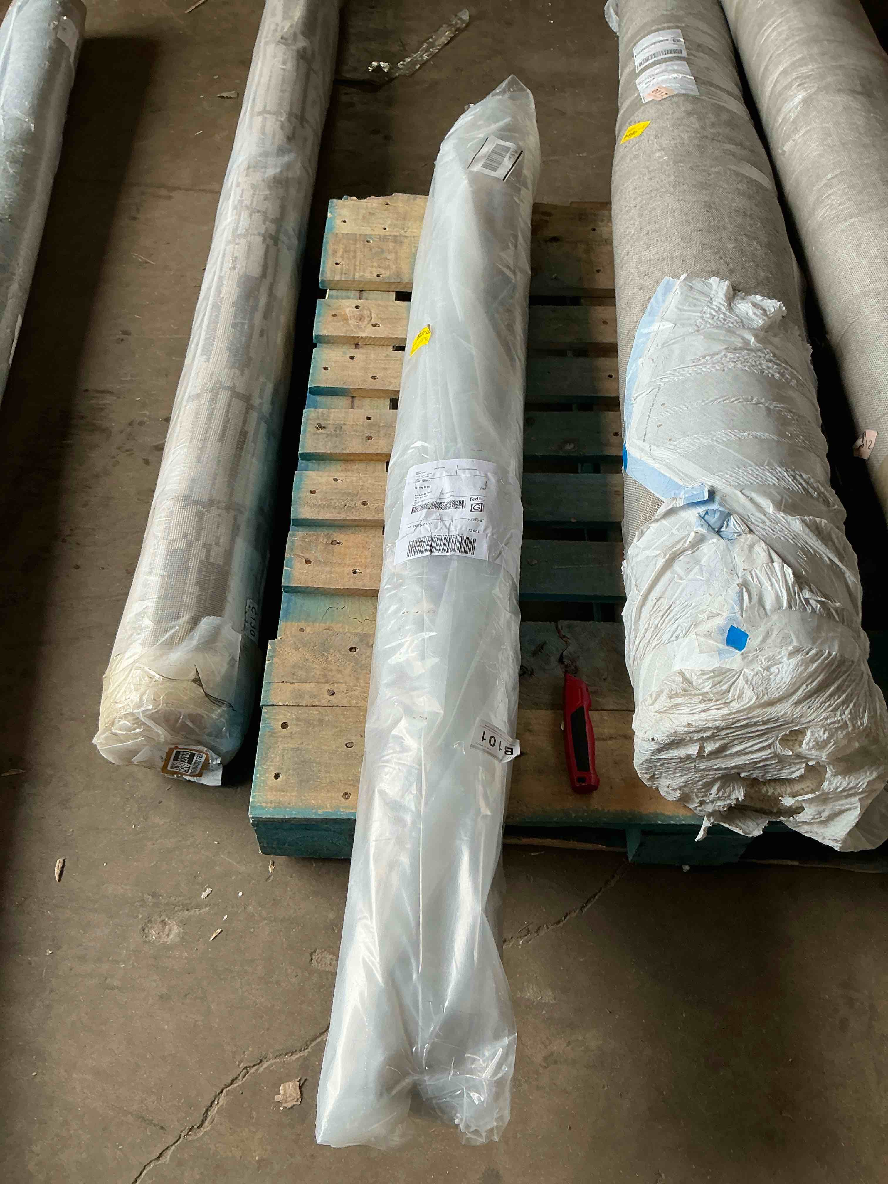 Condition photo showing Good Condition for Cronin Round Navy/Teal Area Rug