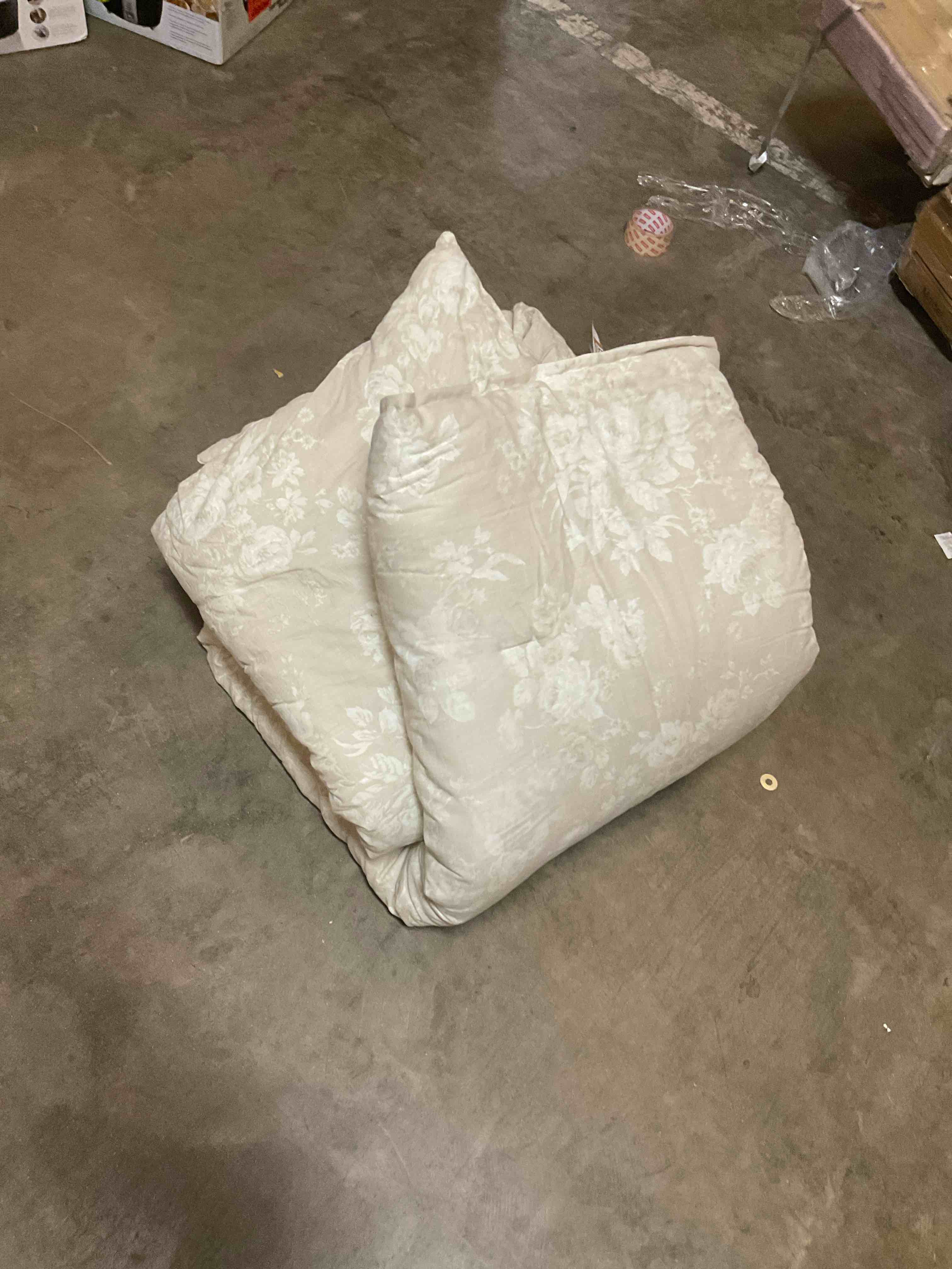 Condition photo showing Good Condition for eco pure polyester blanket/comforter