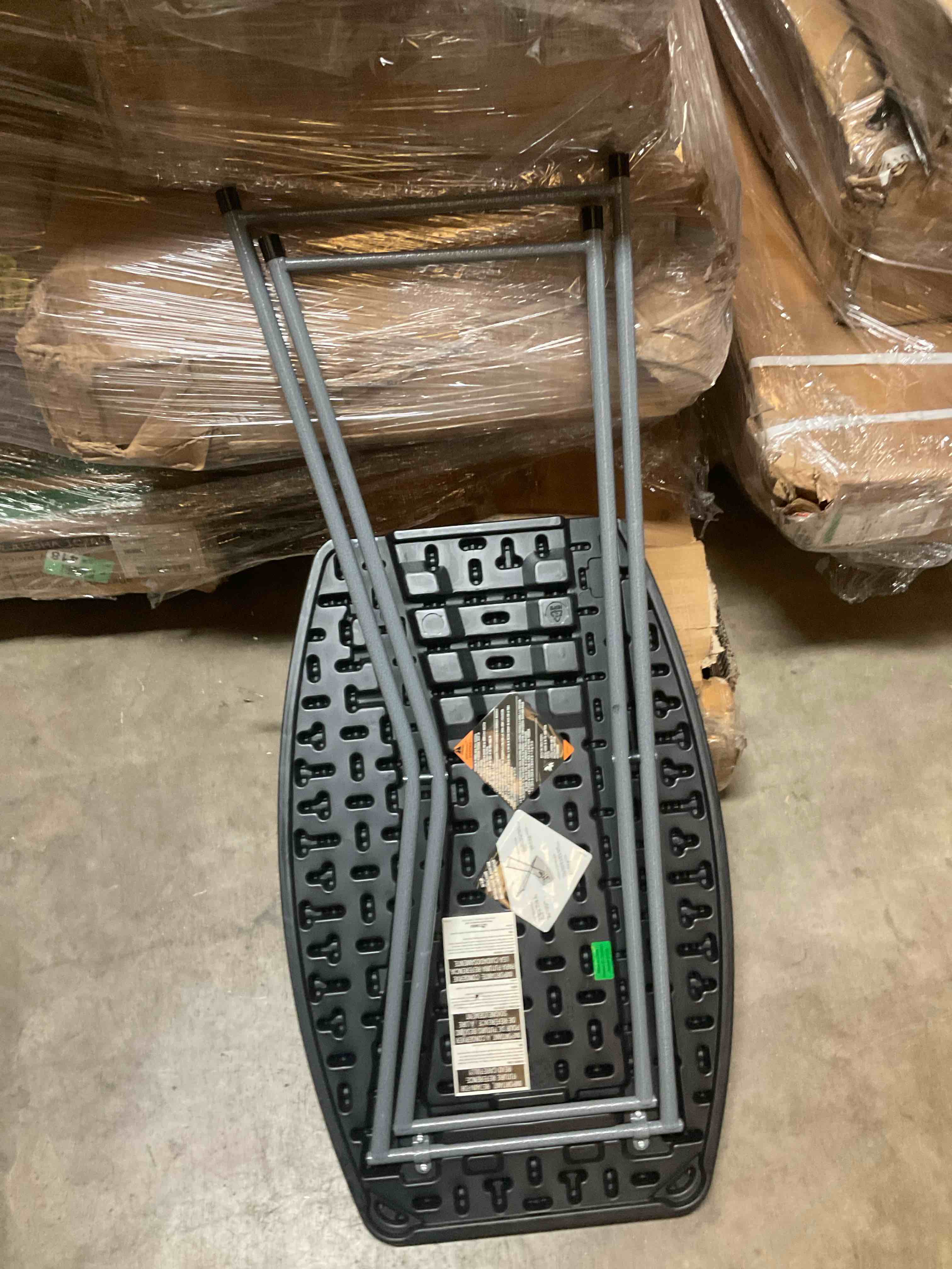 Condition photo showing Good Condition for black oval fold out table