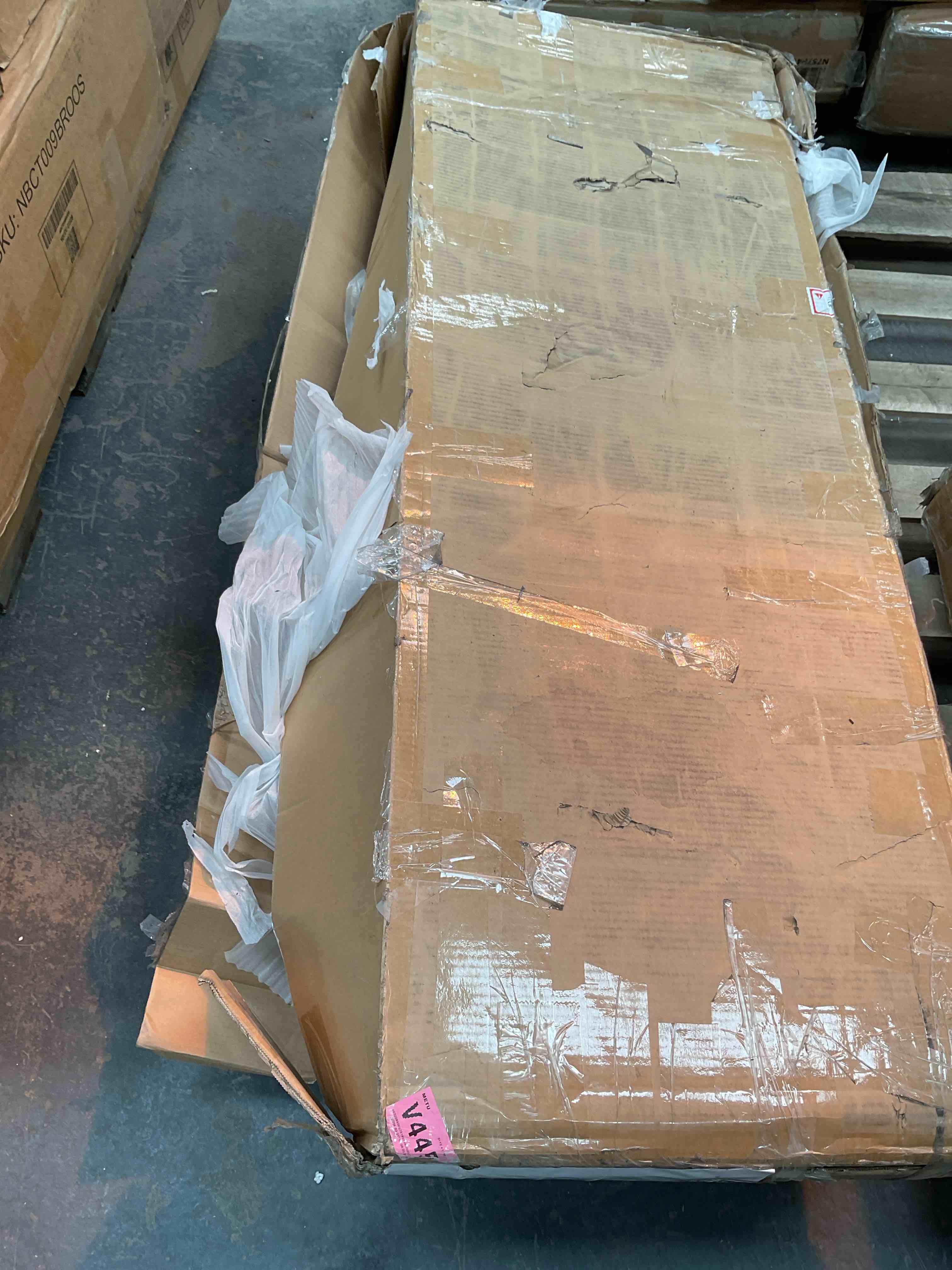 Condition photo showing Good Condition for incomplete.     storage bench