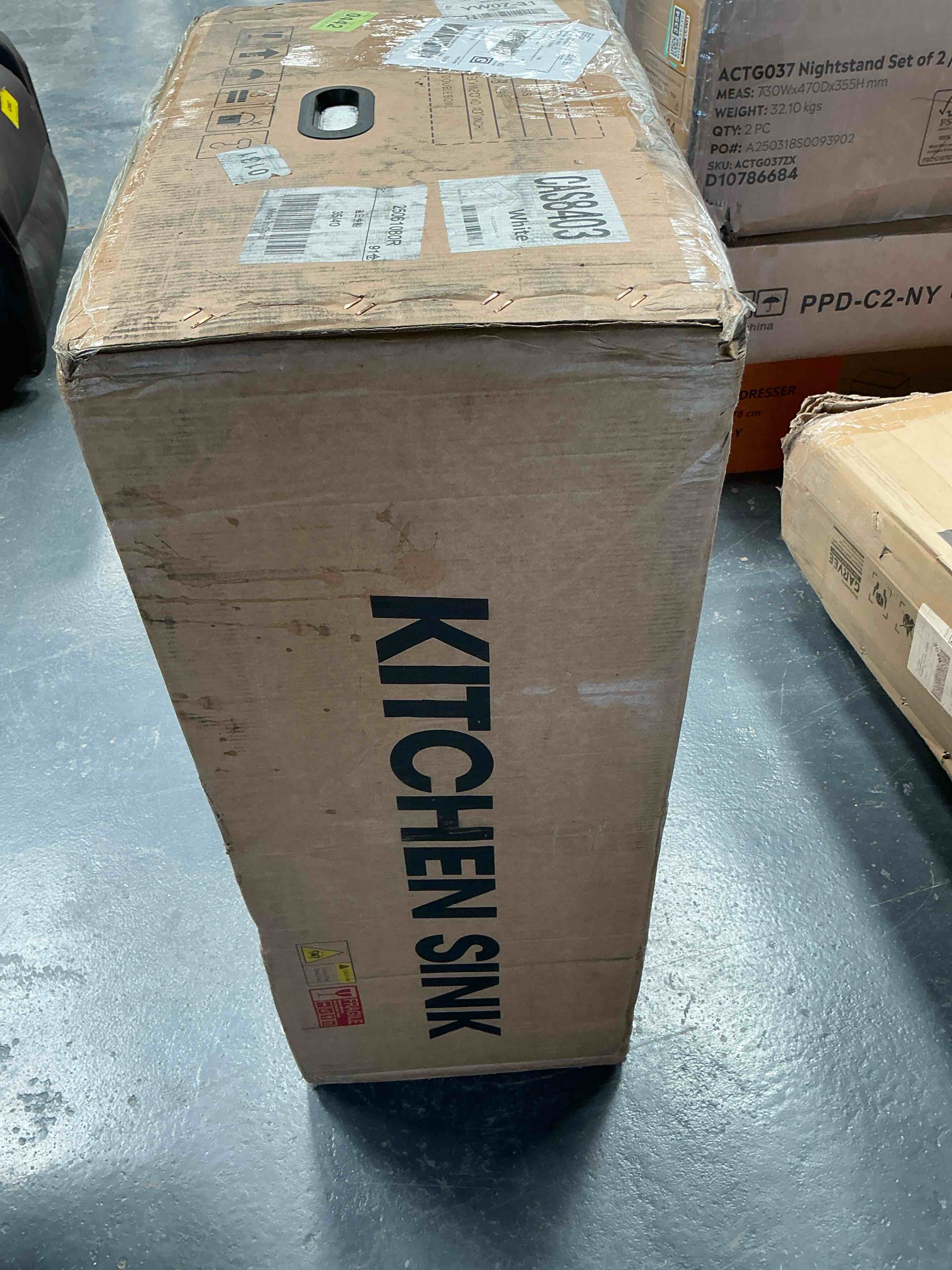 Condition photo showing Good Condition for 33" l x 20" w farmhousekitchen sink with accessories