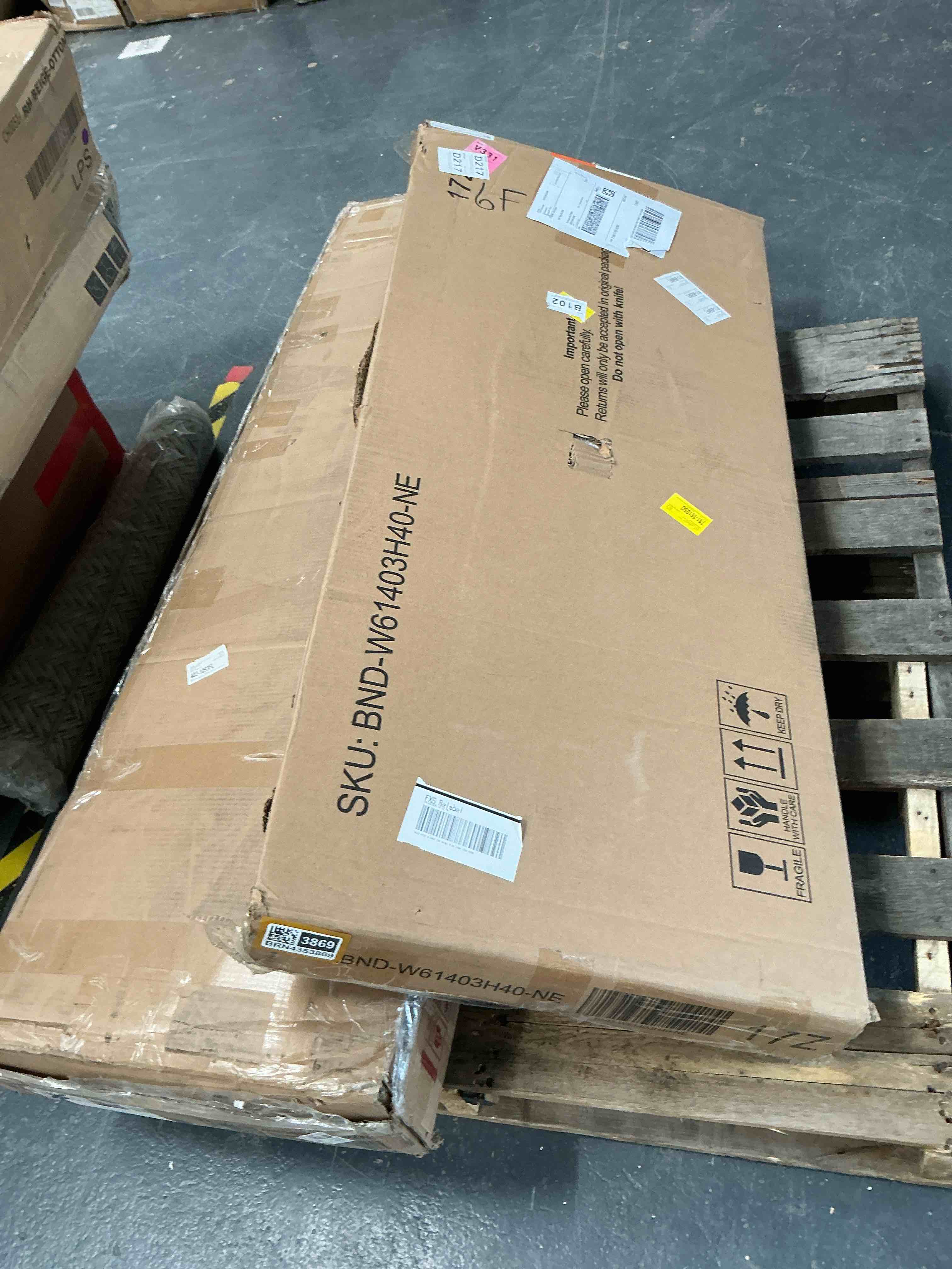 Condition photo showing Good Condition for 47.24" oval coffee table with storage