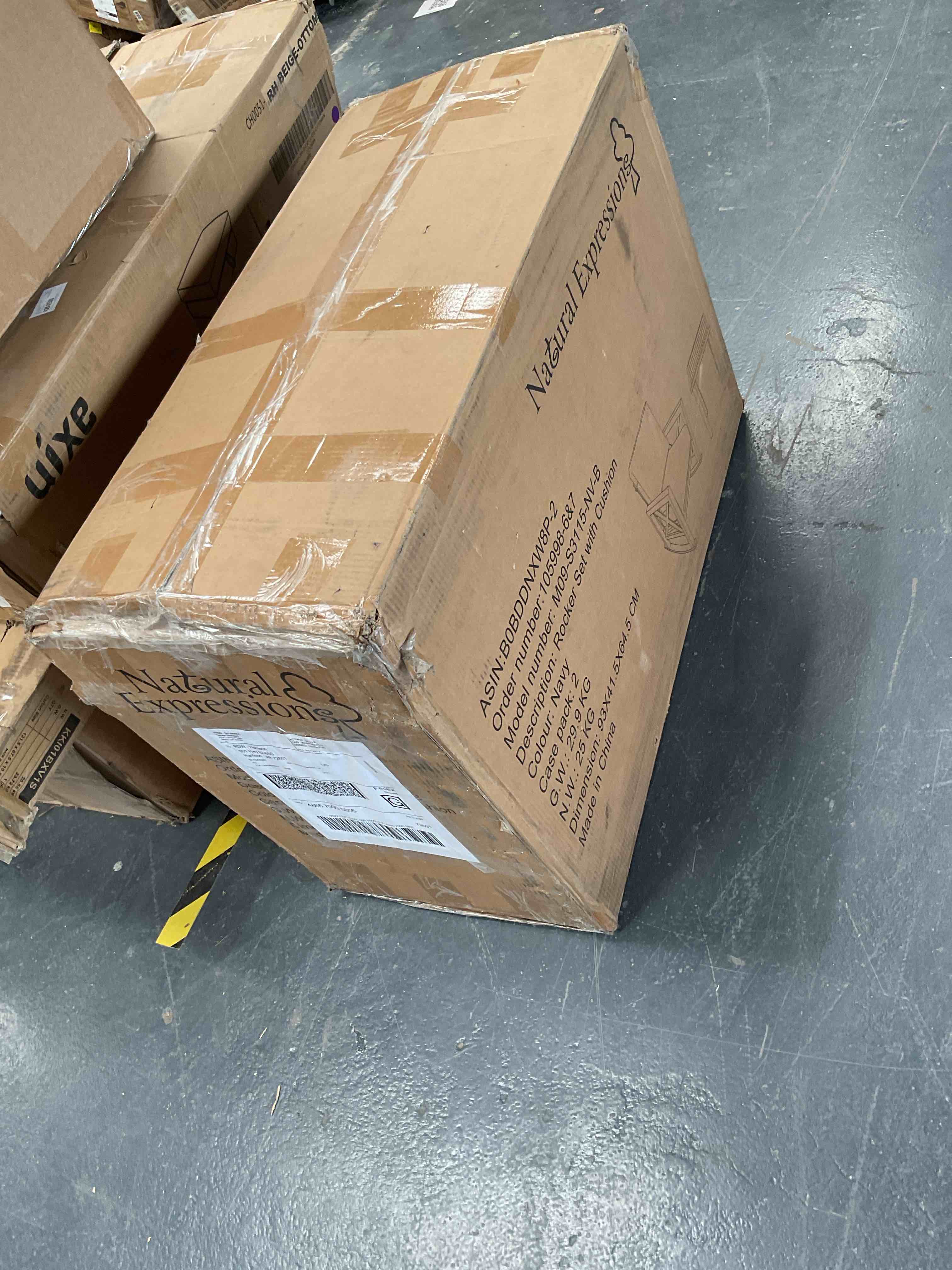 Condition photo showing Good Condition for navy rocker set with cushion