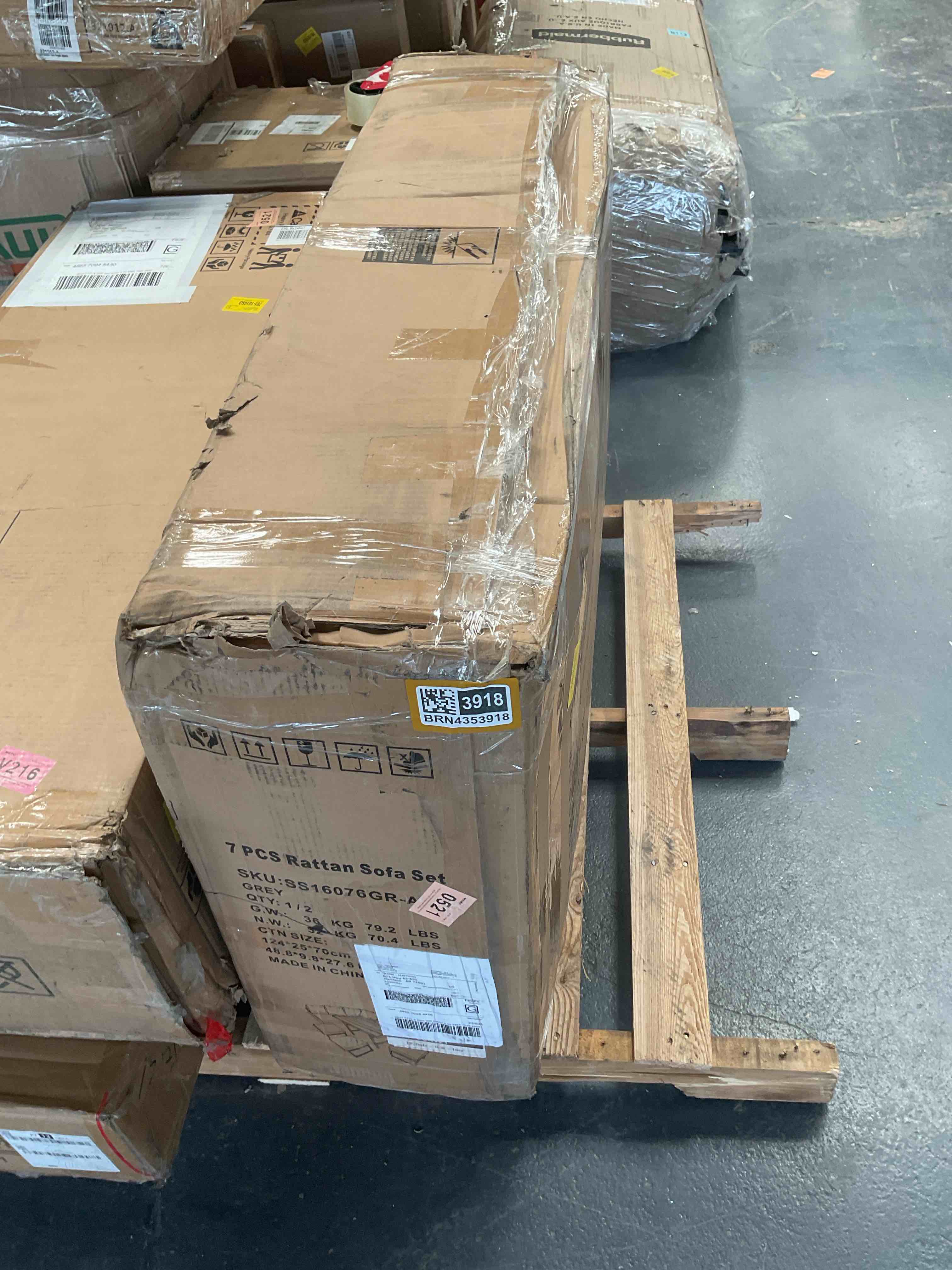 Condition photo showing Good Condition for incomplete outdoor patio set