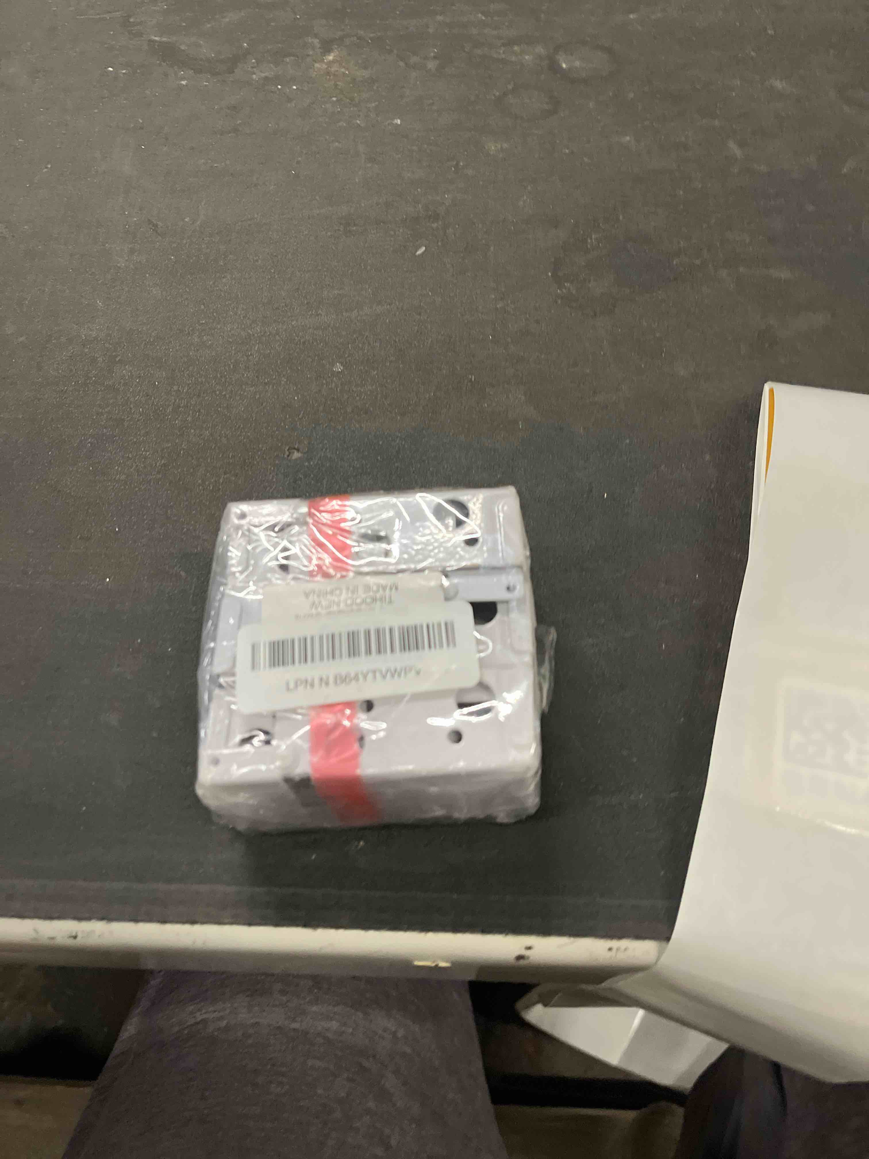 Condition photo showing Good Condition for tihood 6pcs 2.5 inch blind brackets low profile box mounting bracket for window blinds