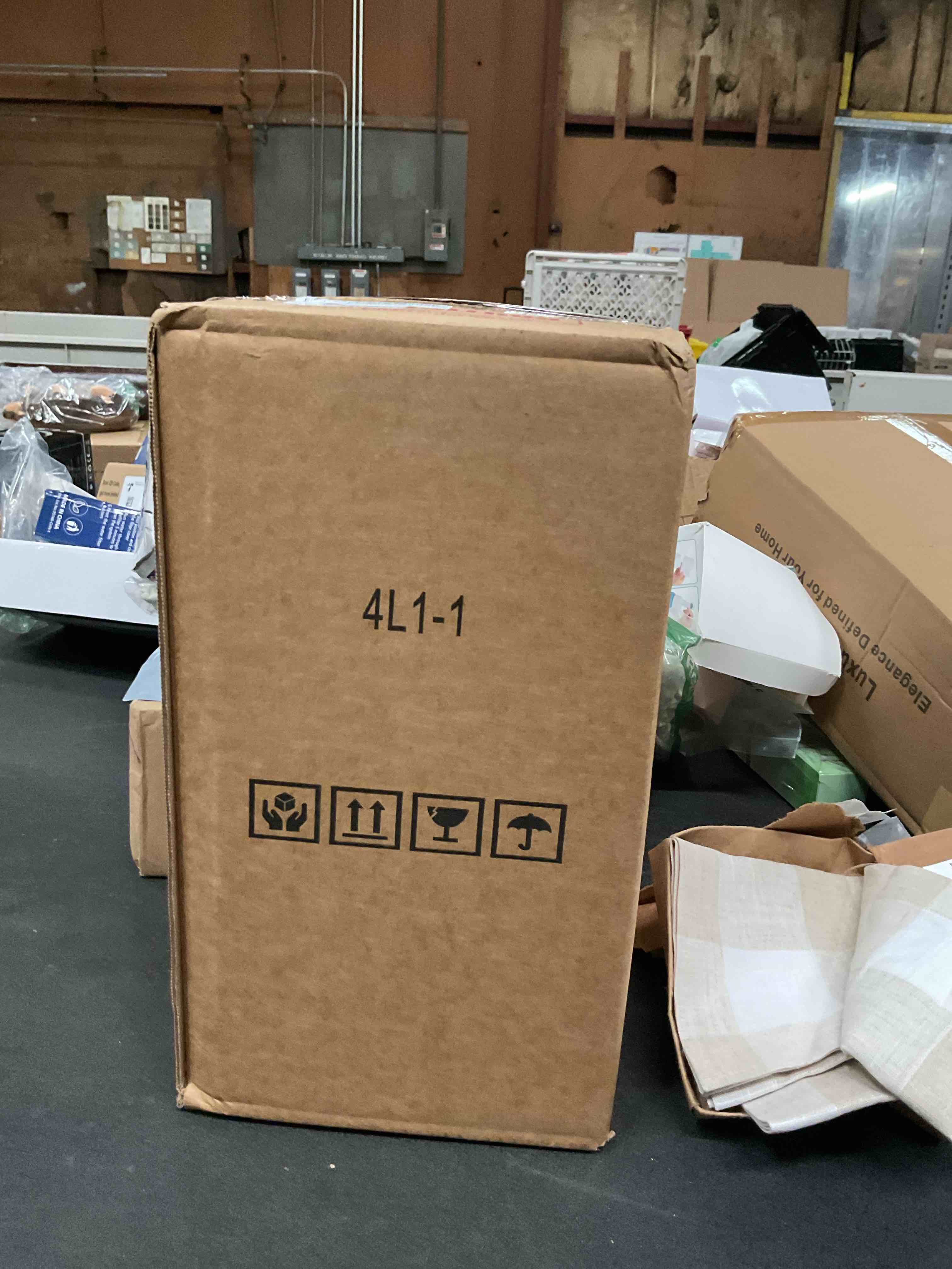 https://s3.amazonaws.com/lotting-images-prod/RustDustWanderlust/BRN4365683_1775850828164.jpeg