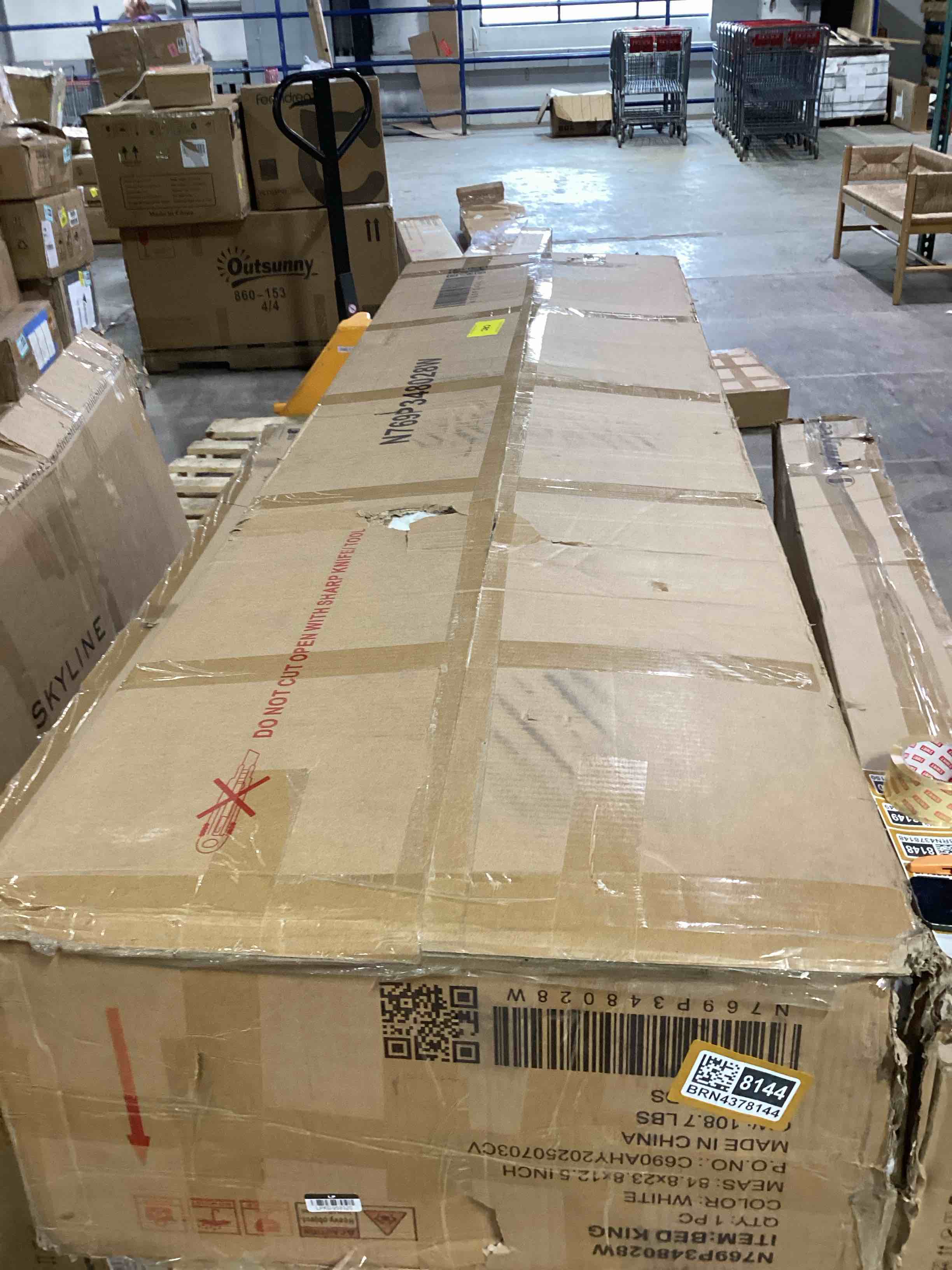 Condition photo showing Good Condition for White king bed frame