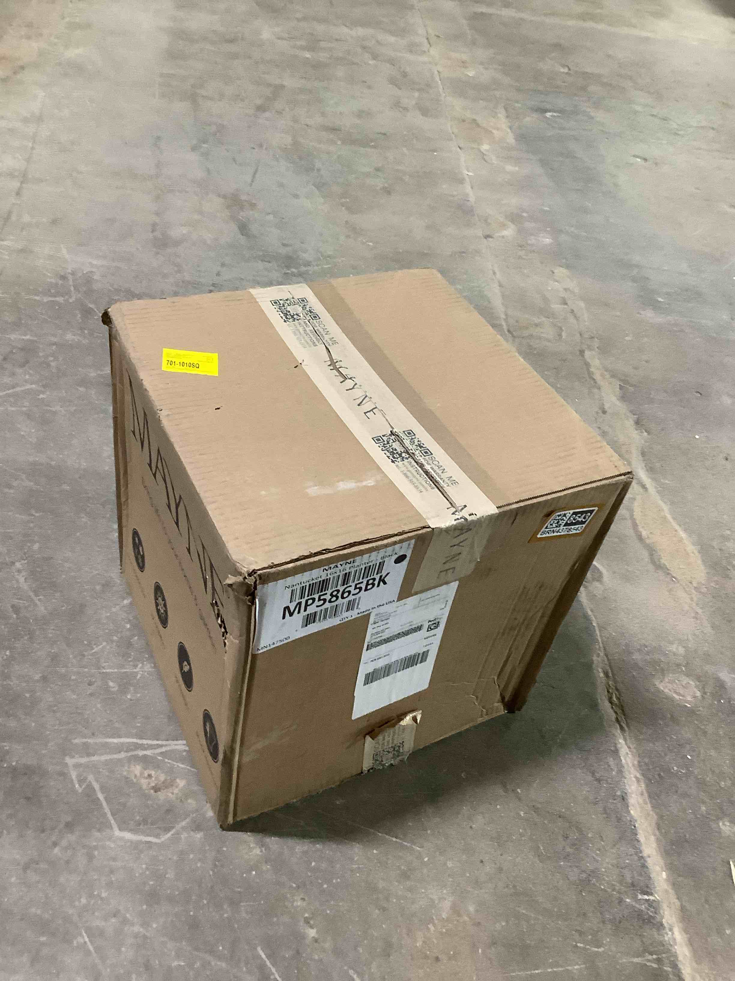 Condition photo showing Good Condition for Nantucket Square Resin Planter Box with Water Reservoir