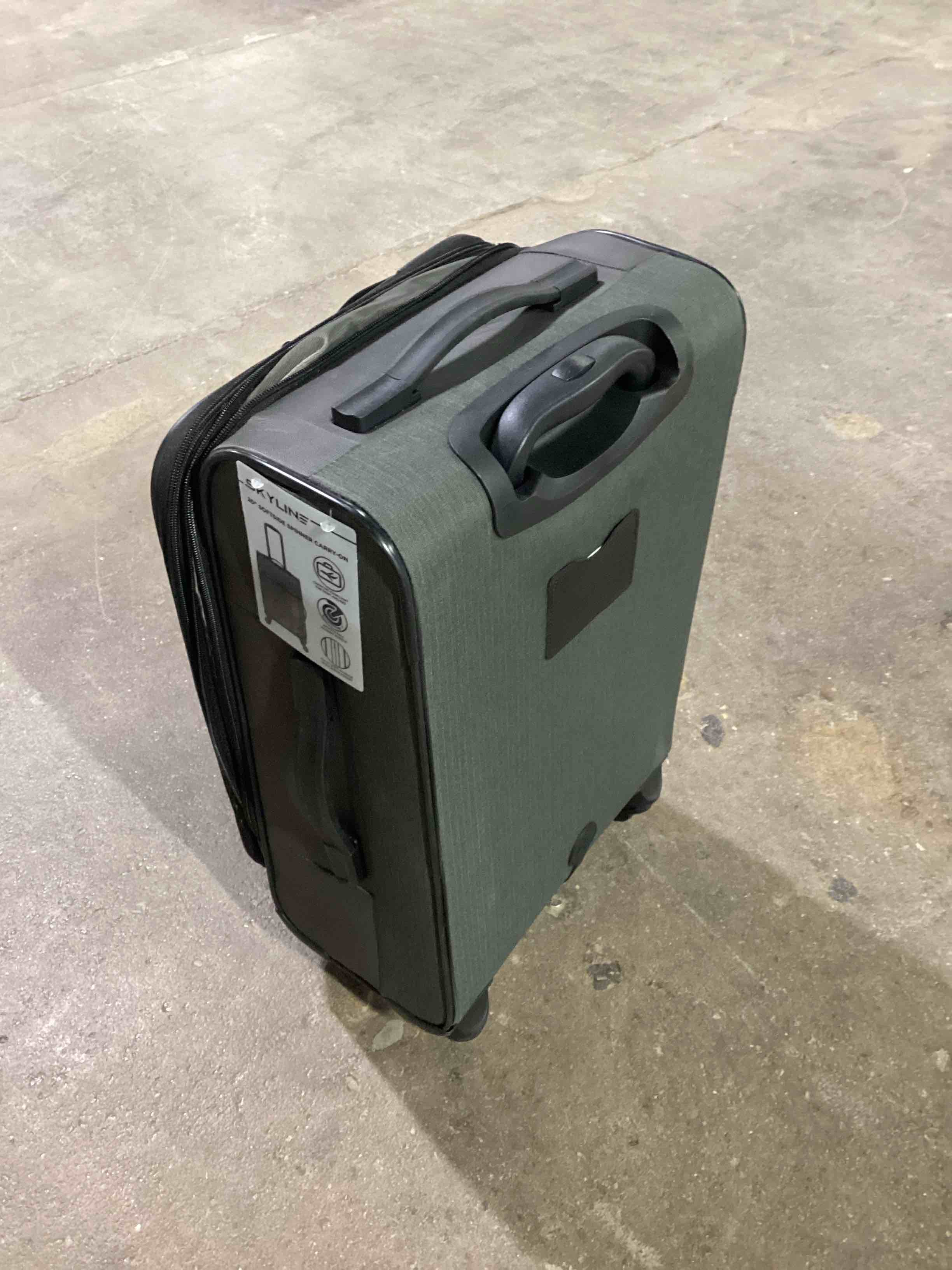 Condition photo showing Good Condition for Skyline suitcase
