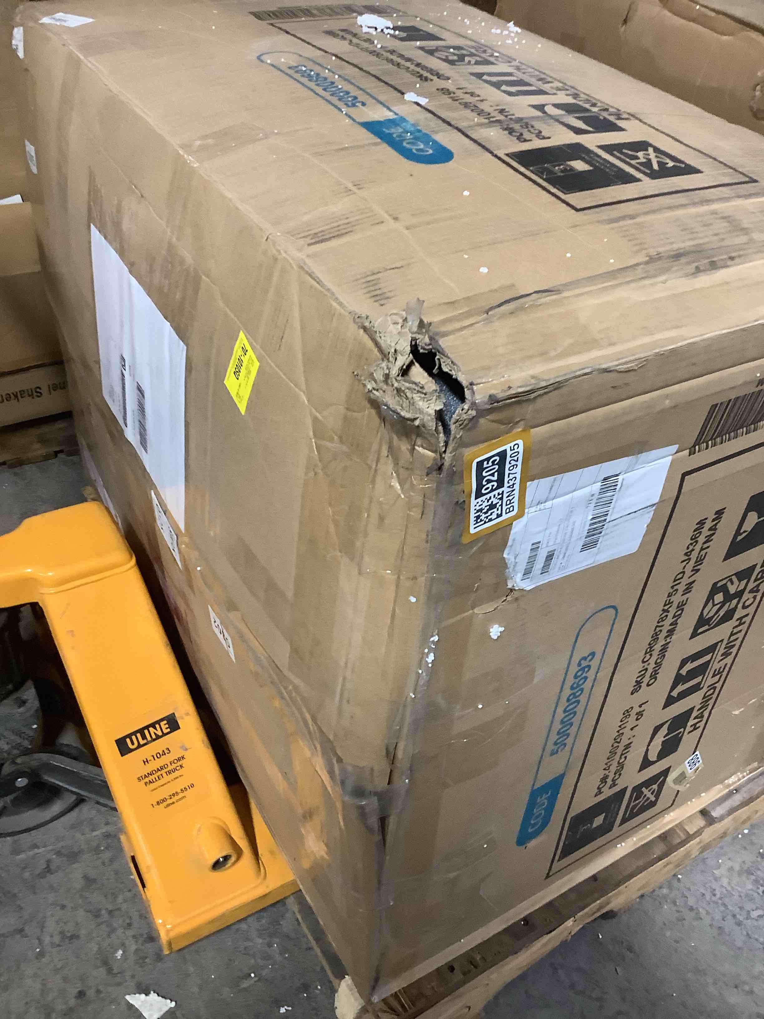 Condition photo showing Good Condition for (may not be complete )chemika 40.9'' w classic super soft padding and oversize manual recliner with rivets