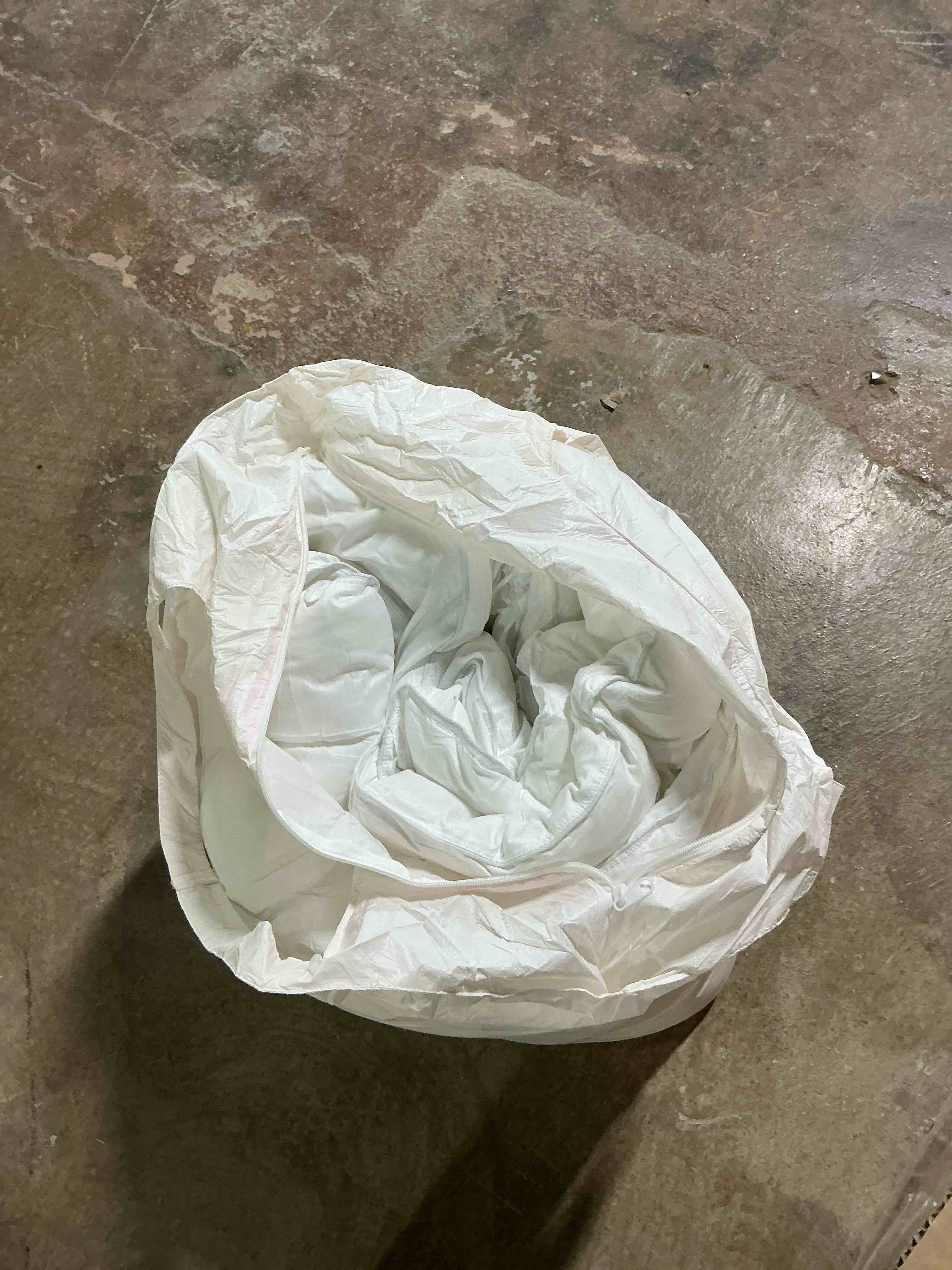 Condition photo showing Good Condition for white warmkiss comforter
