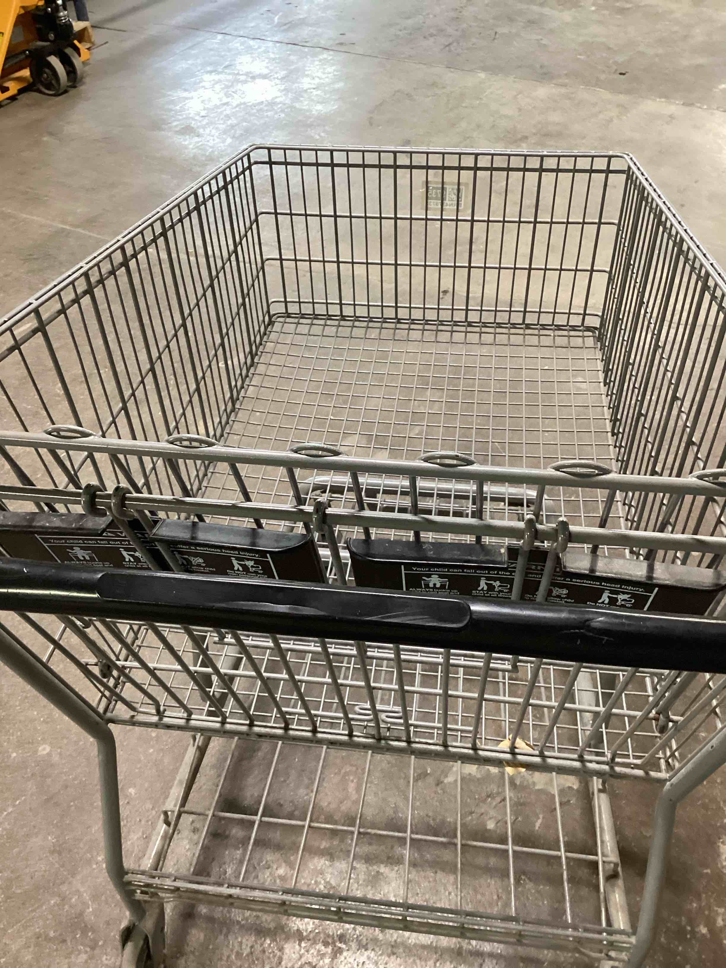 Condition photo showing Good Condition for (bad wheels)shopping cart