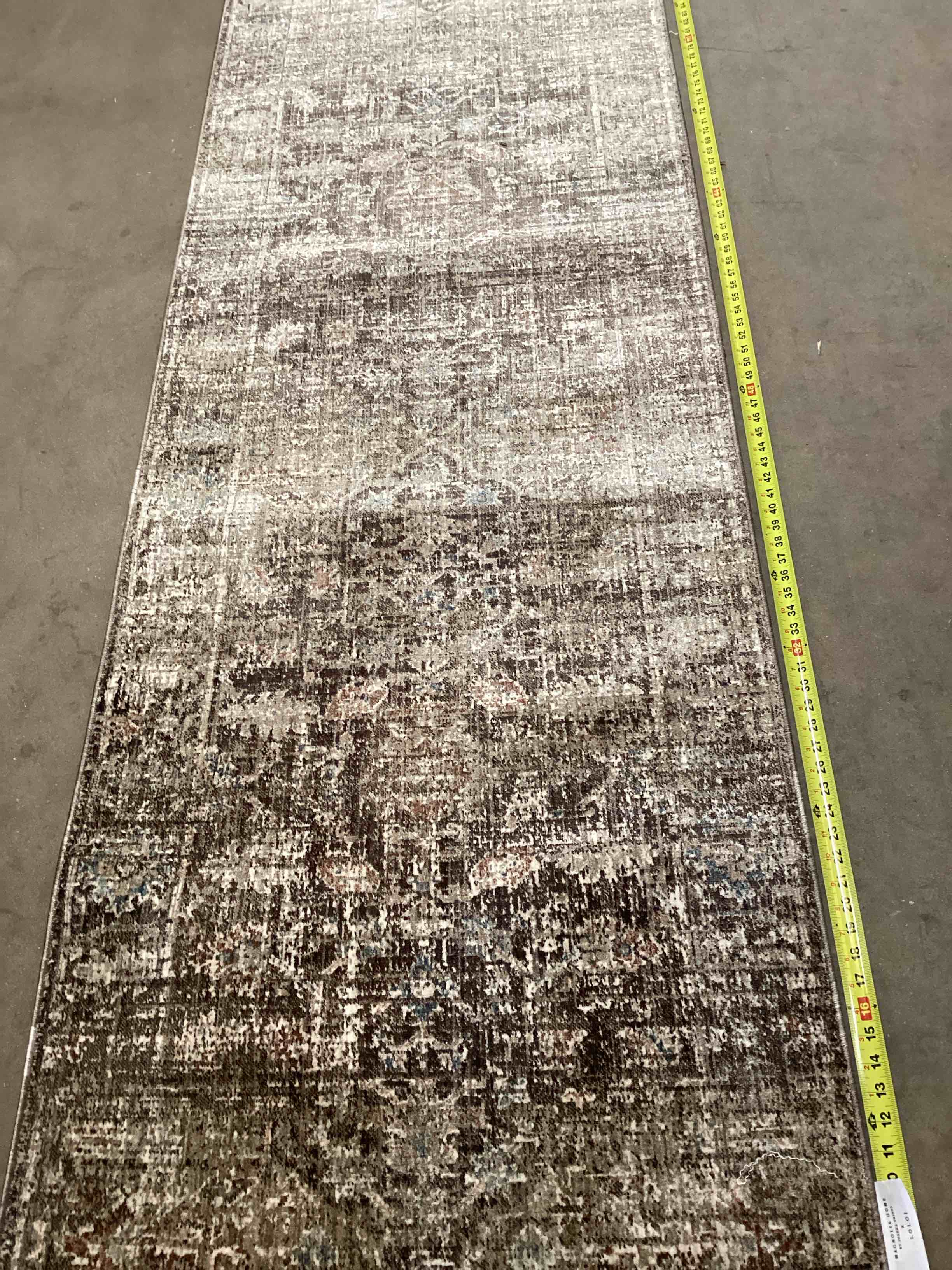 Condition photo showing Good Condition for hall runner (14’x31”)