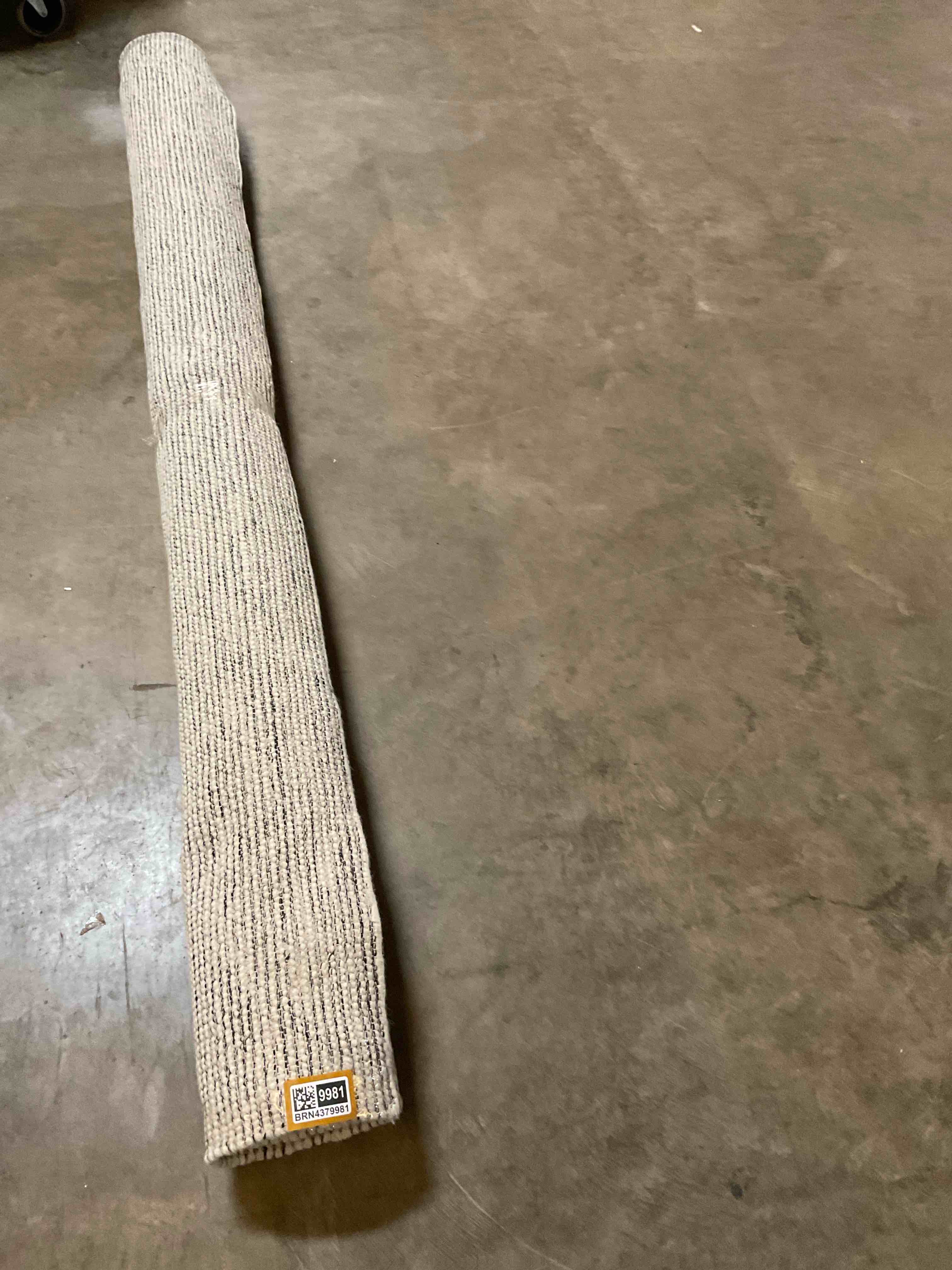 Condition photo showing Good Condition for white decorate area rug