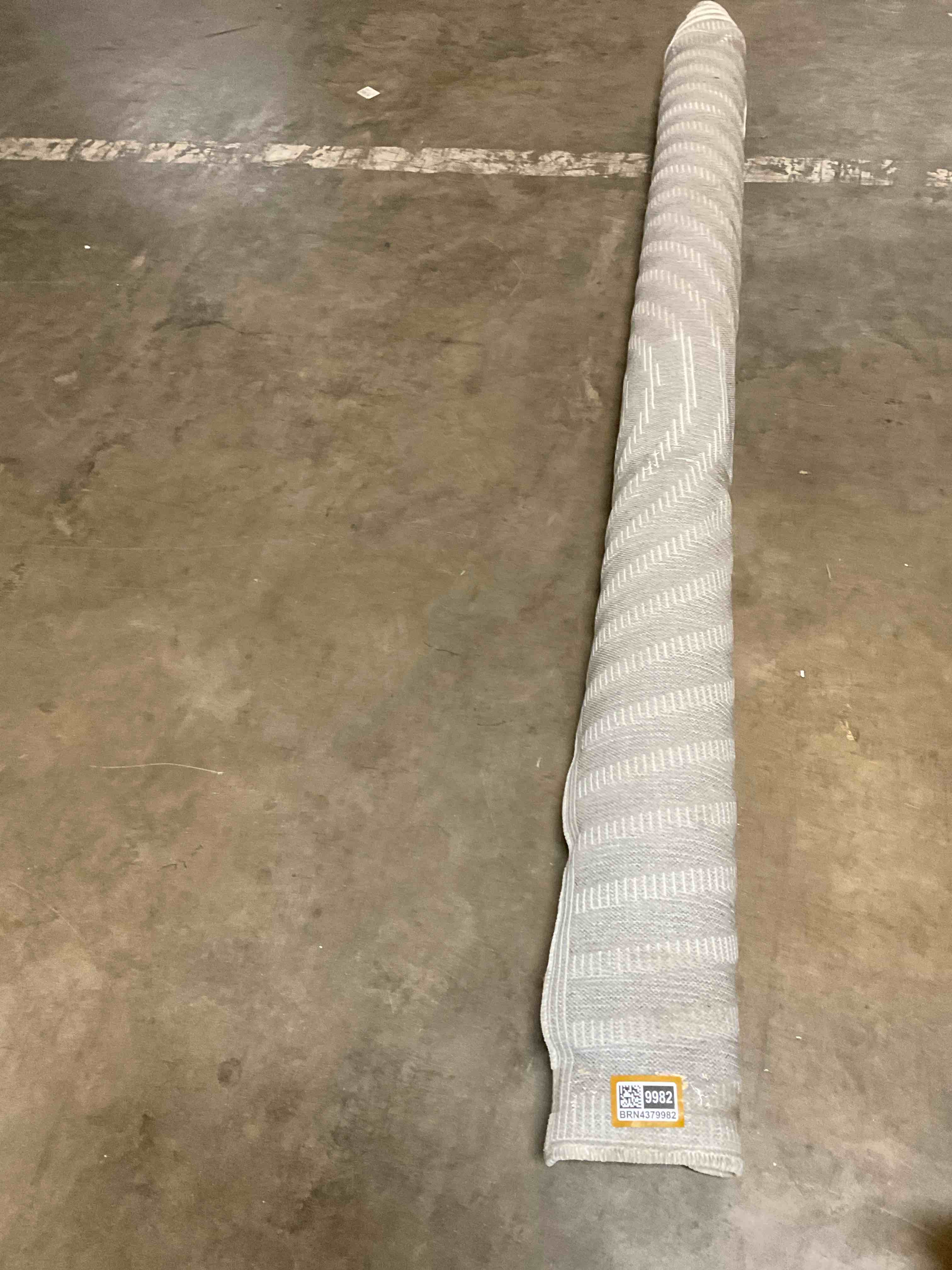 Condition photo showing Good Condition for white decorate area rug