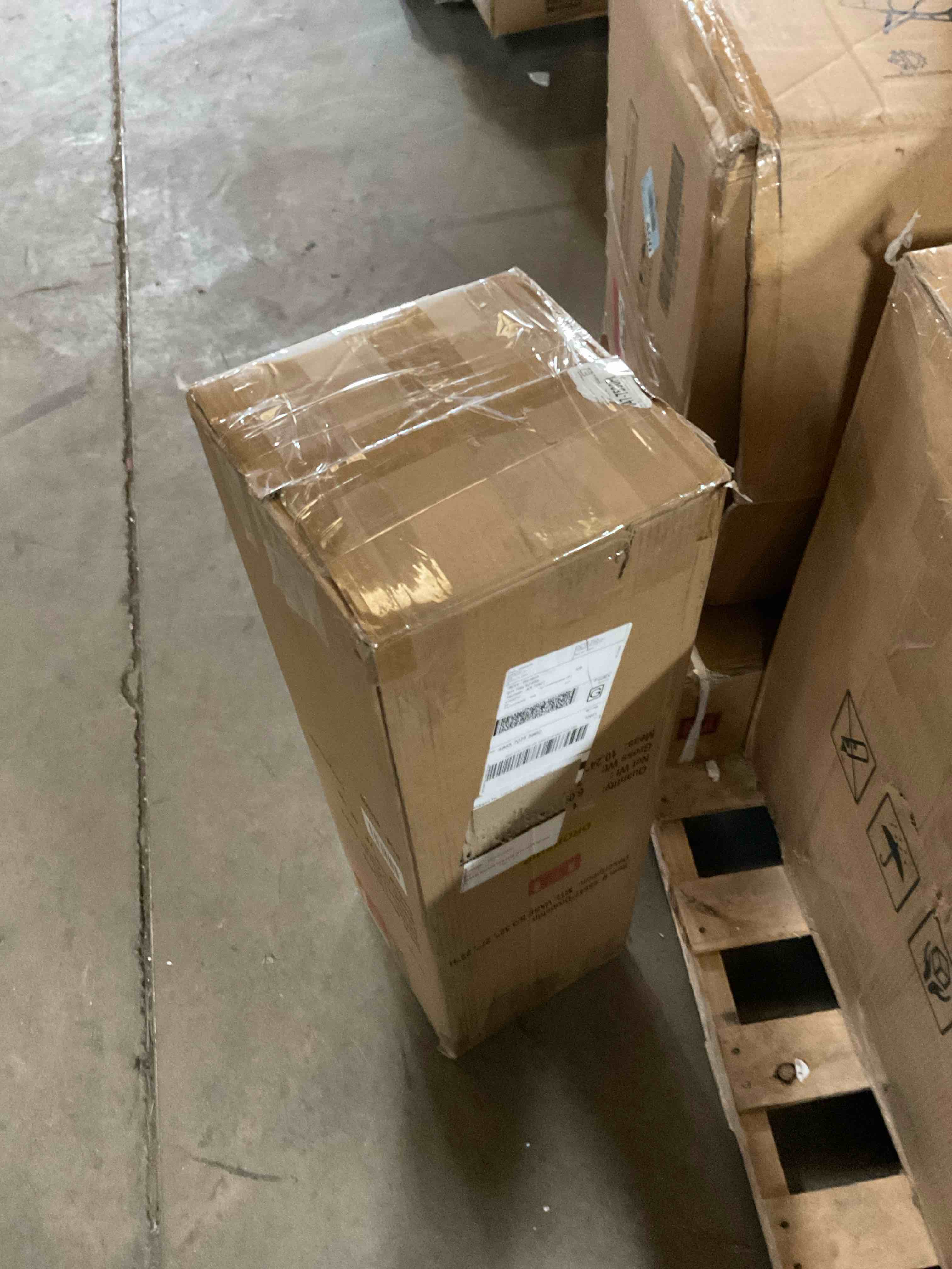 Condition photo showing Good Condition for red and black vase 