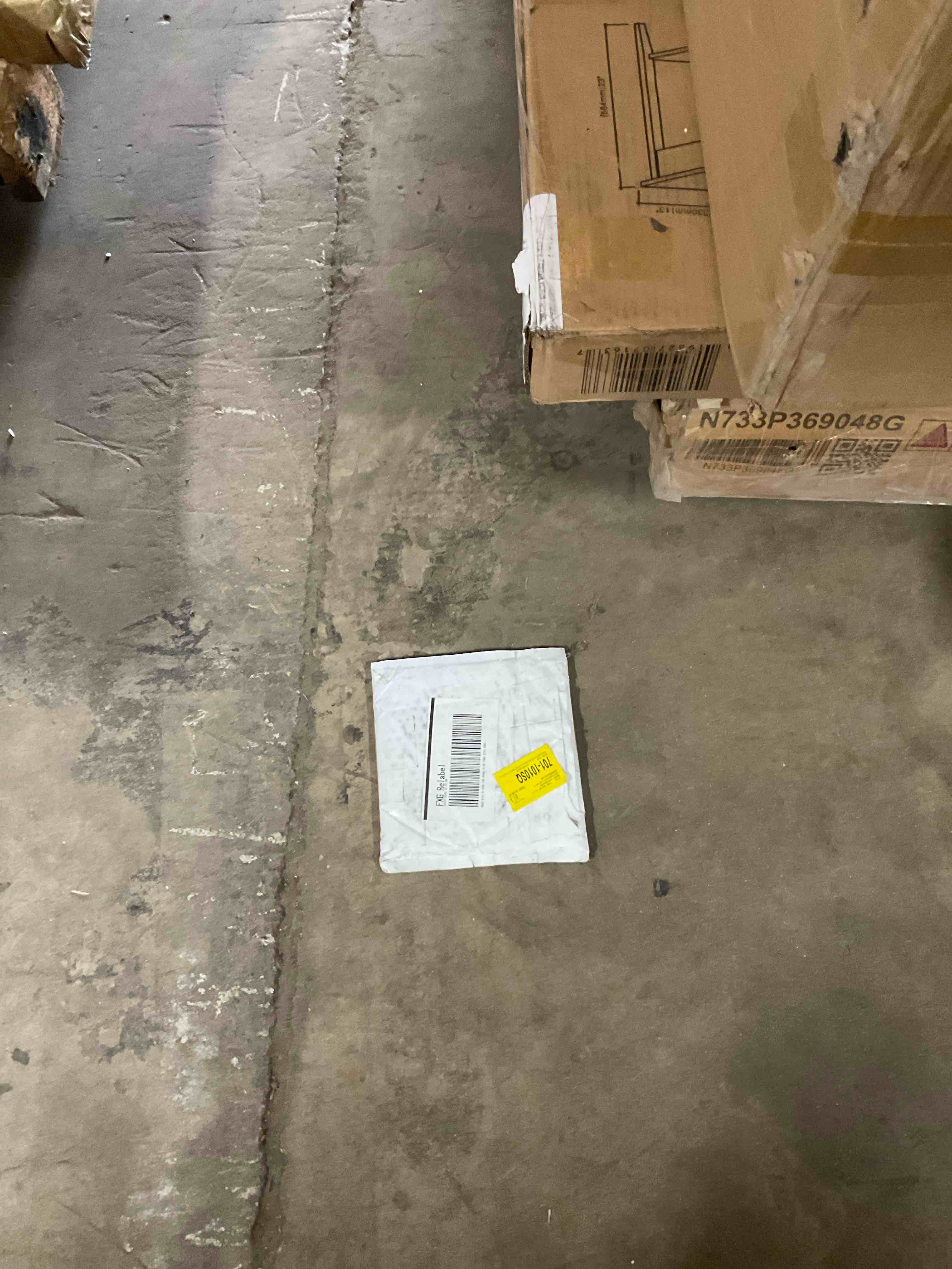 Condition photo showing Good Condition for mi alma 4” w x 4” l vinyl peel and stick field tile