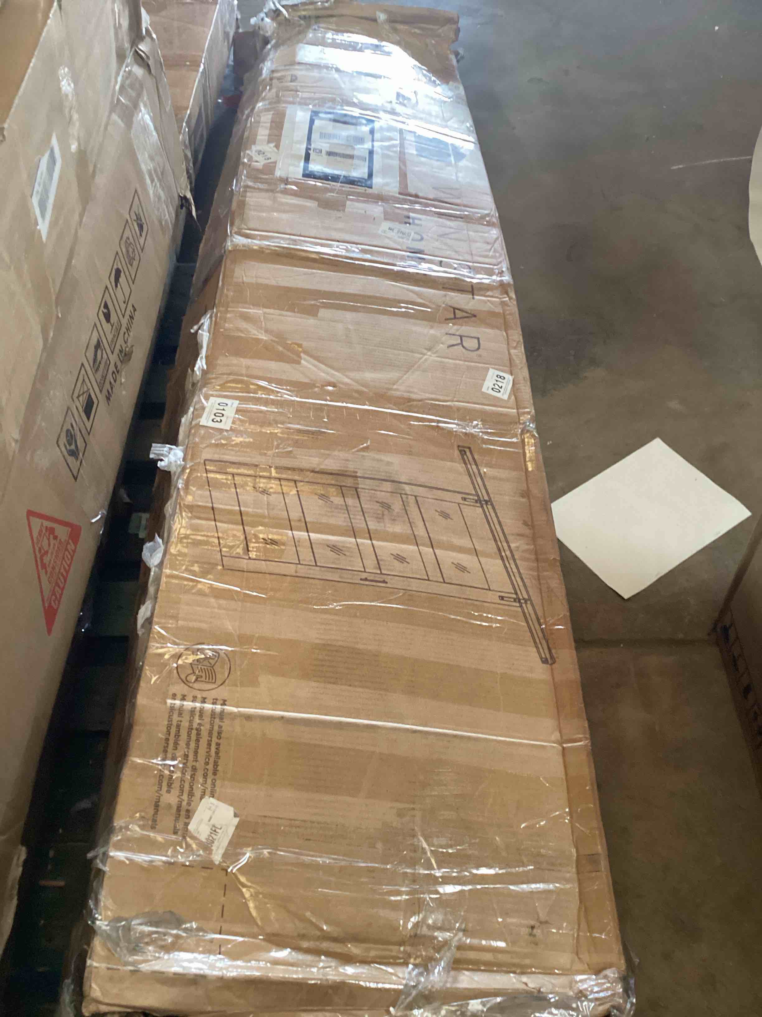 Condition photo showing Good Condition for twin star closet sliding door