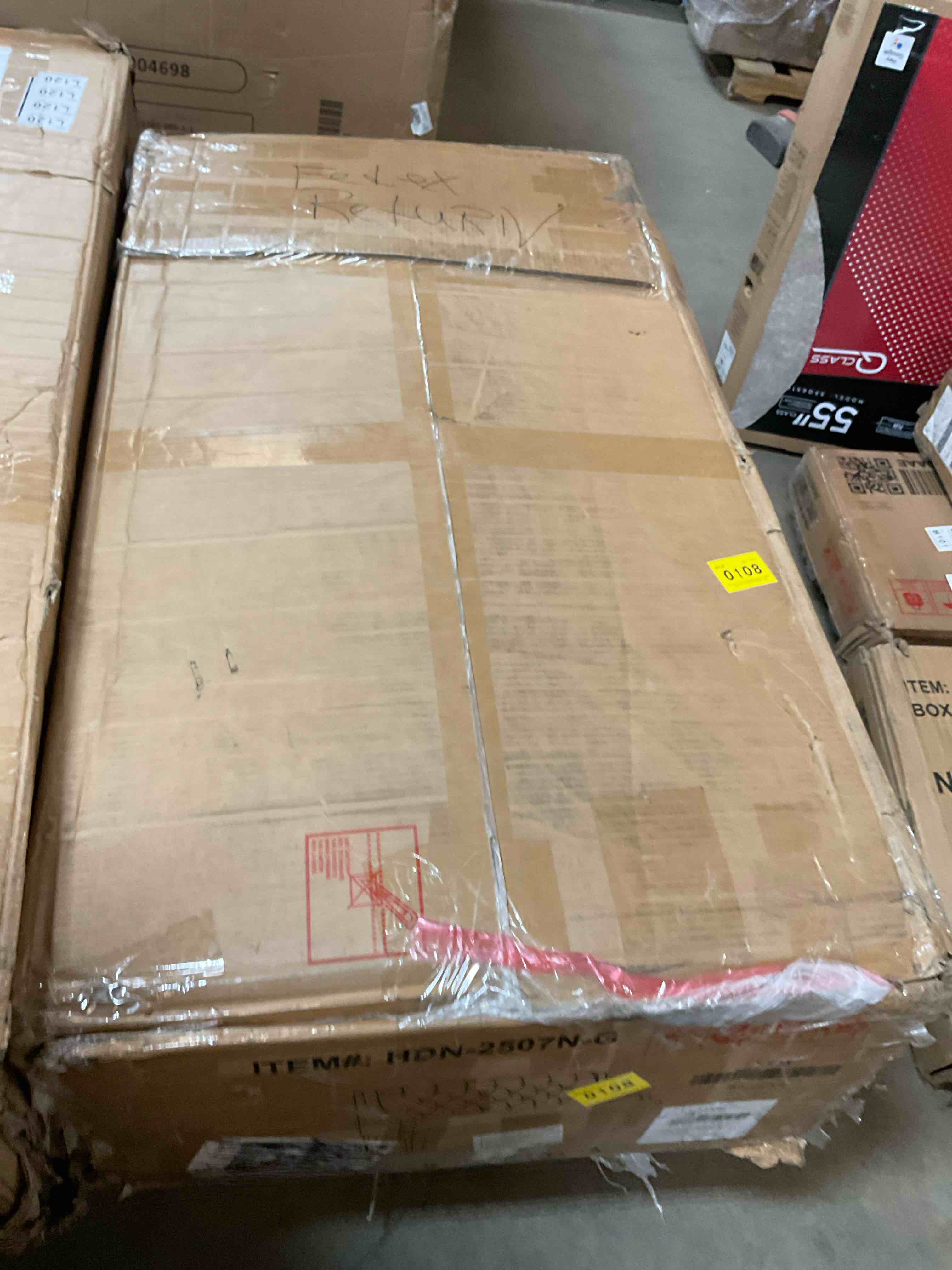Condition photo showing Good Condition for mccroy 50.7" recessed arm settee