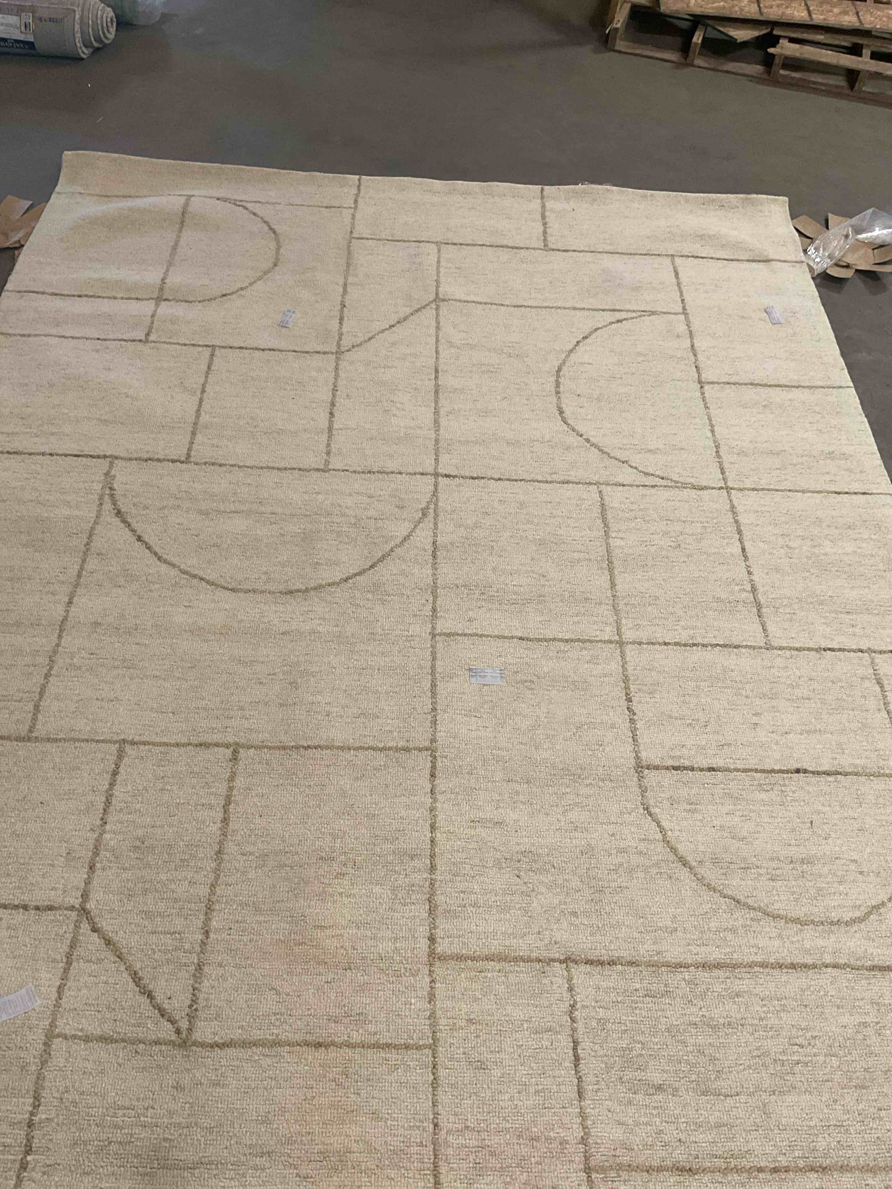 Condition photo showing Good Condition for rectangle caelob wool area rug (8’x10’)