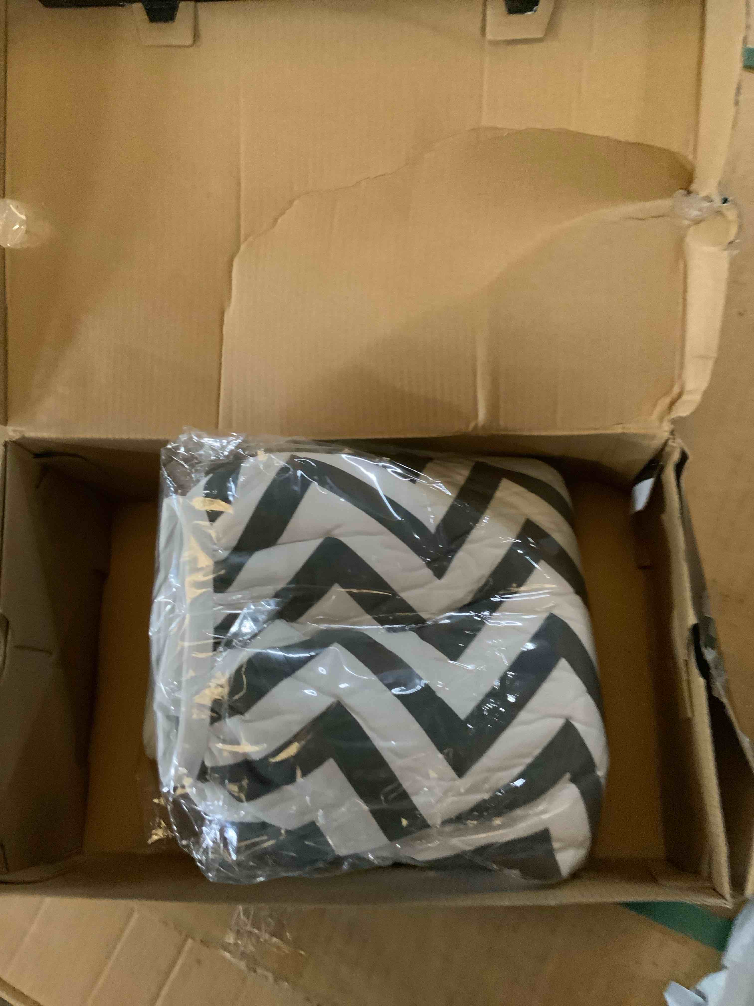 https://s3.amazonaws.com/lotting-images-prod/RustDustWanderlust/BRN4380888_1776981303109.jpeg