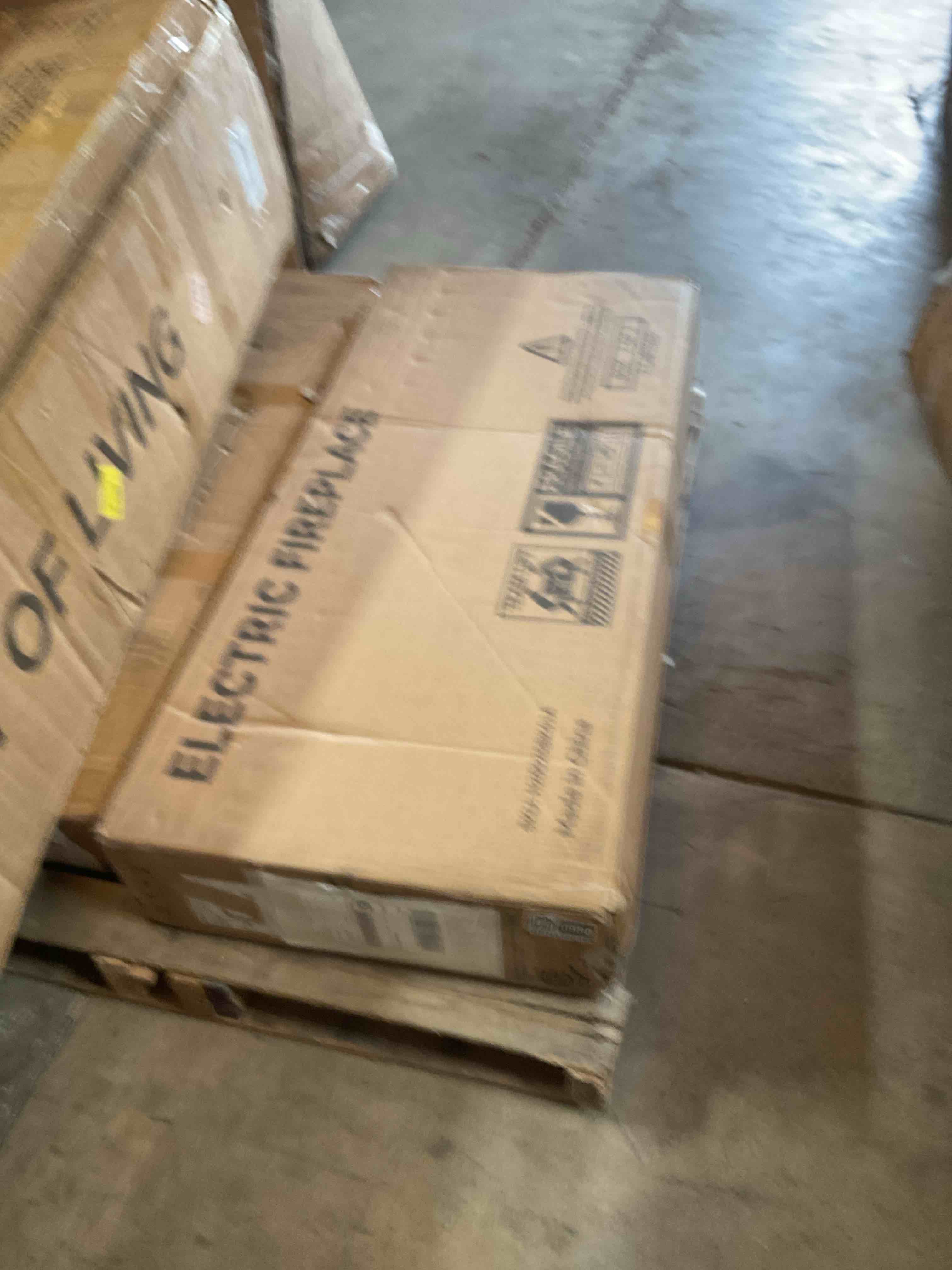 Condition photo showing Good Condition for incomplete box 2 of 2 40" fireplace