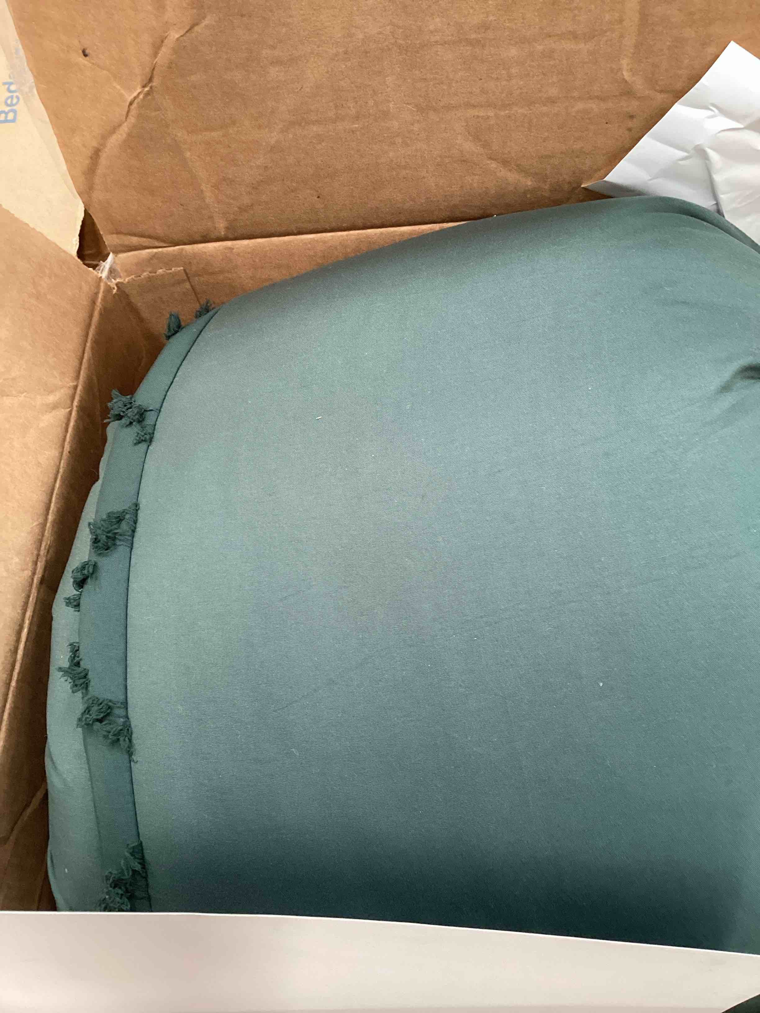 Condition photo showing Good Condition for queen comforter green (90”*90”)