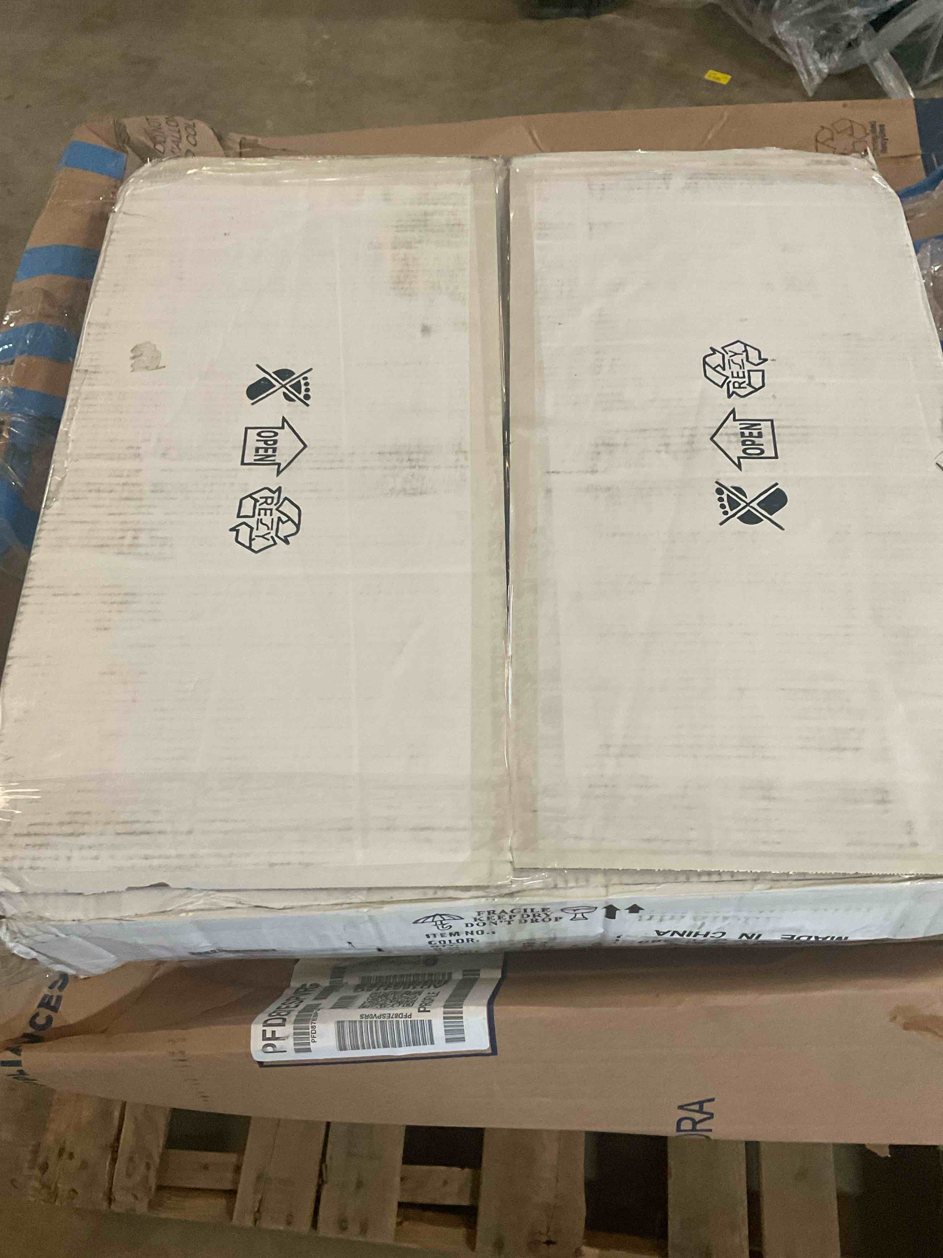 Condition photo showing Good Condition for large crystal chandelier