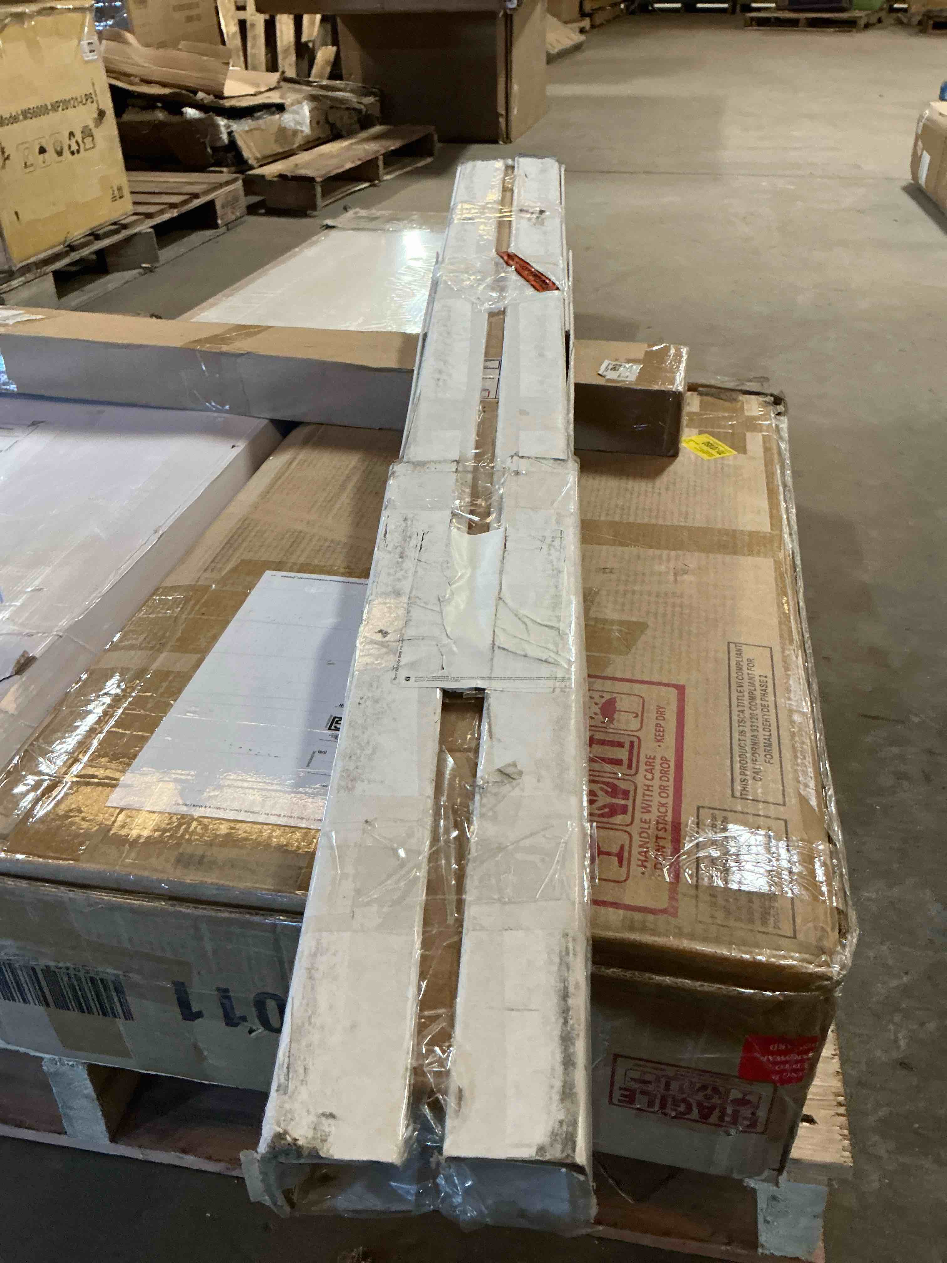 Condition photo showing Good Condition for Latitude Run 8- Light Dimmable Bath Bar