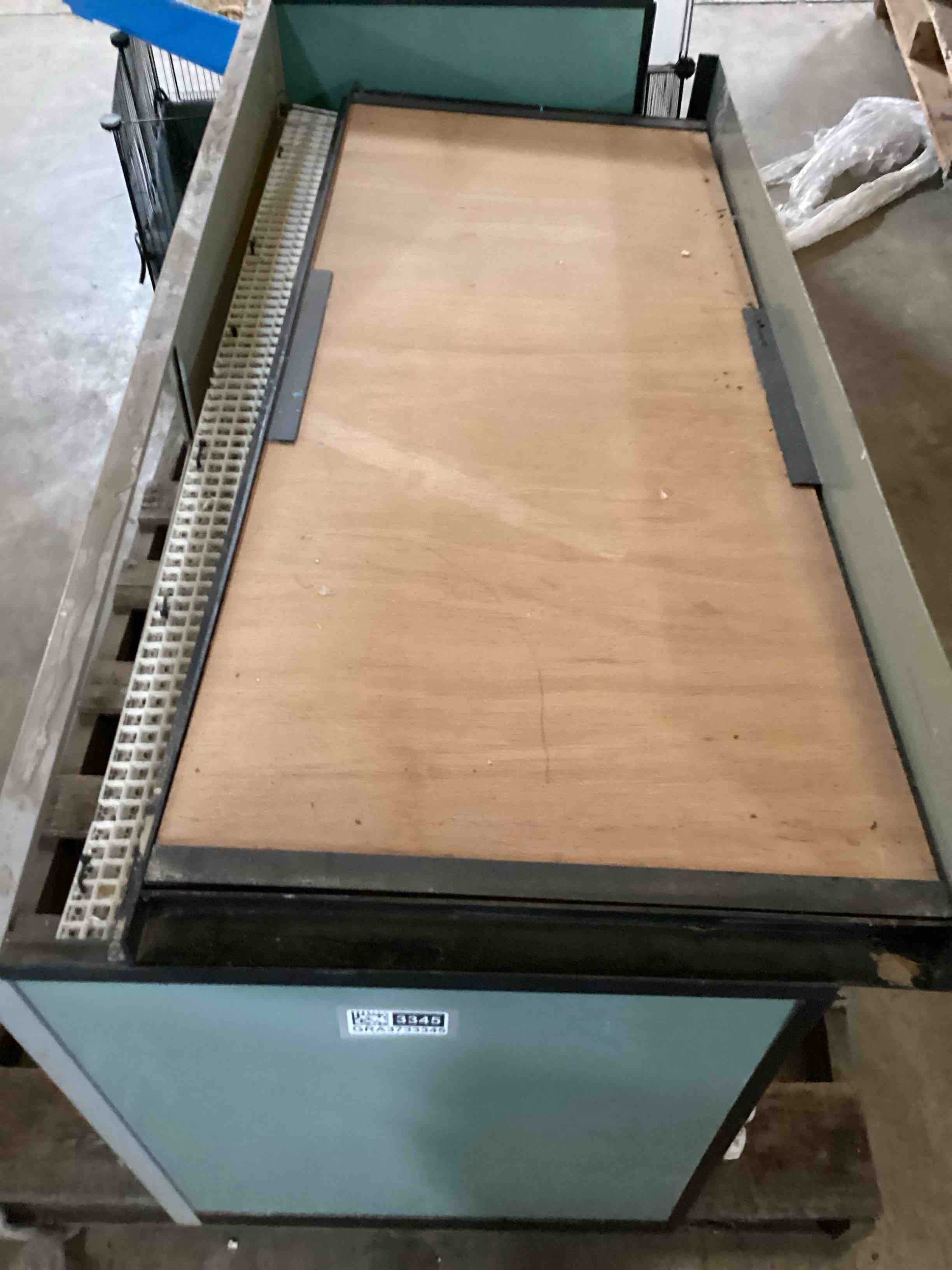 Condition photo showing Good Condition for 3 door terrarium 