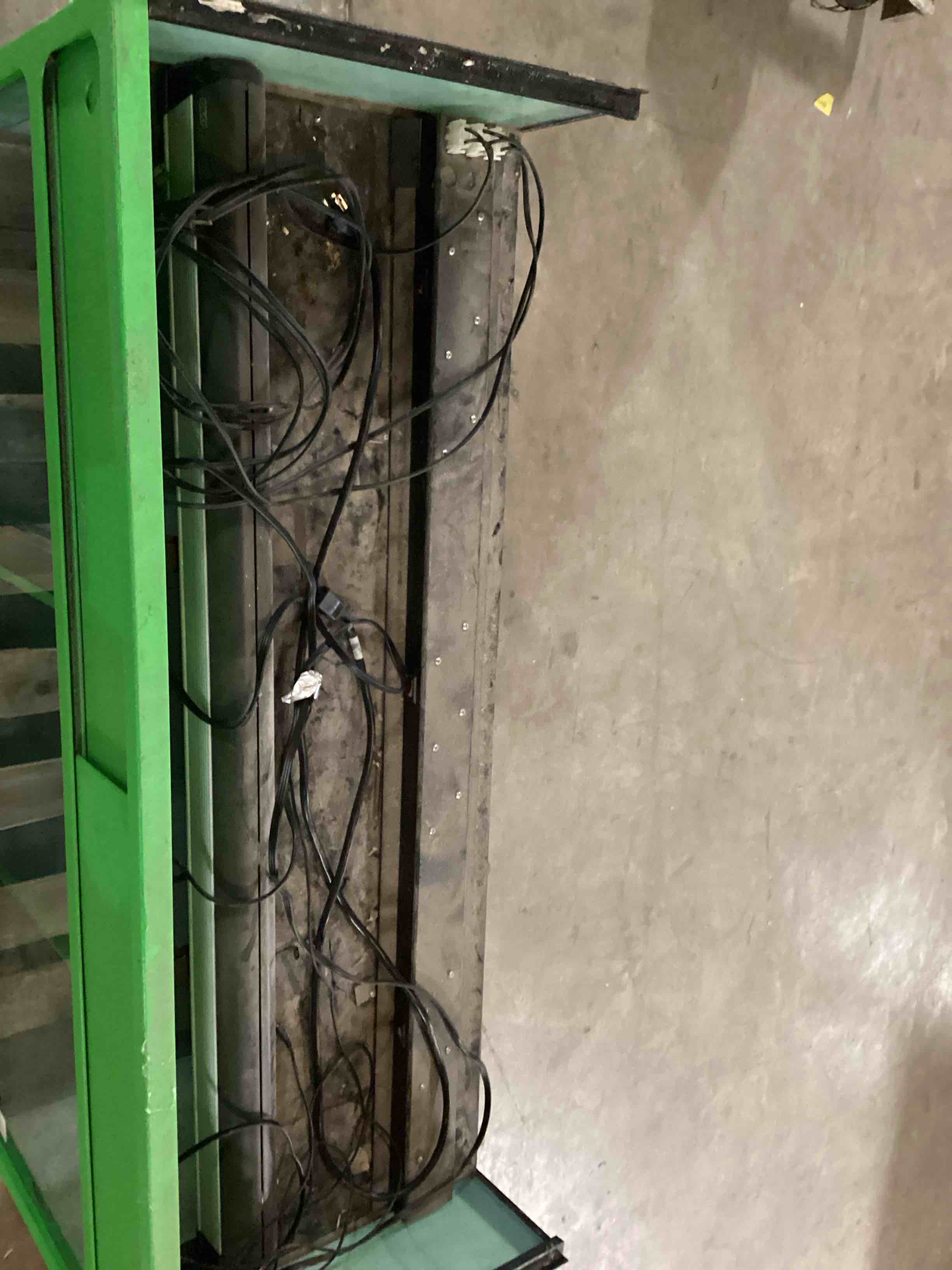 Condition photo showing Good Condition for 3 hole terrarium setup