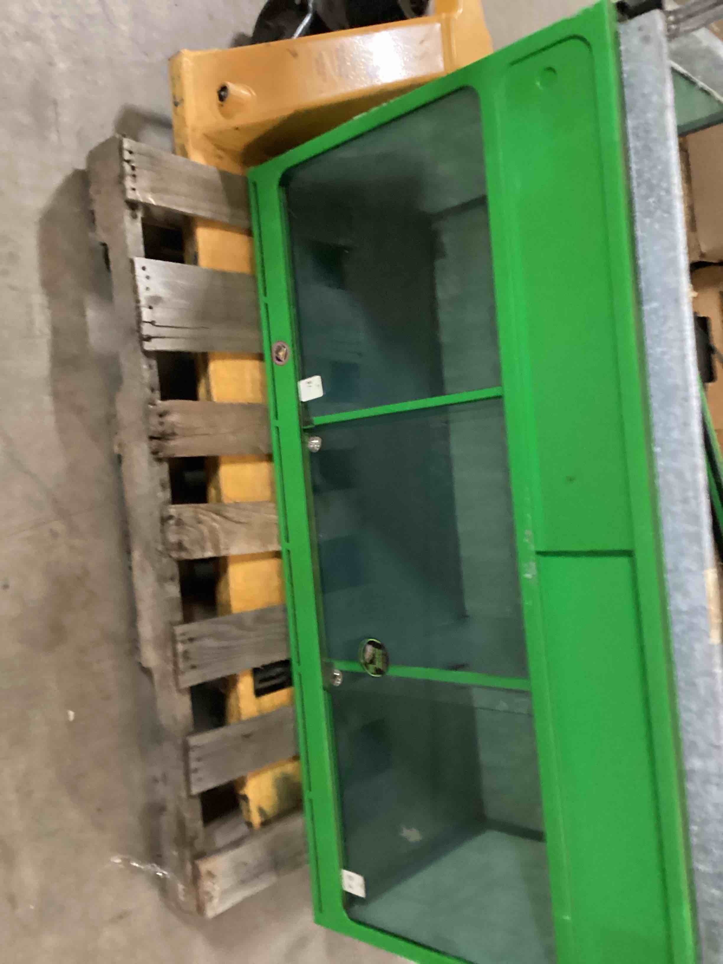 Condition photo showing Good Condition for 3 hole terrarium setup