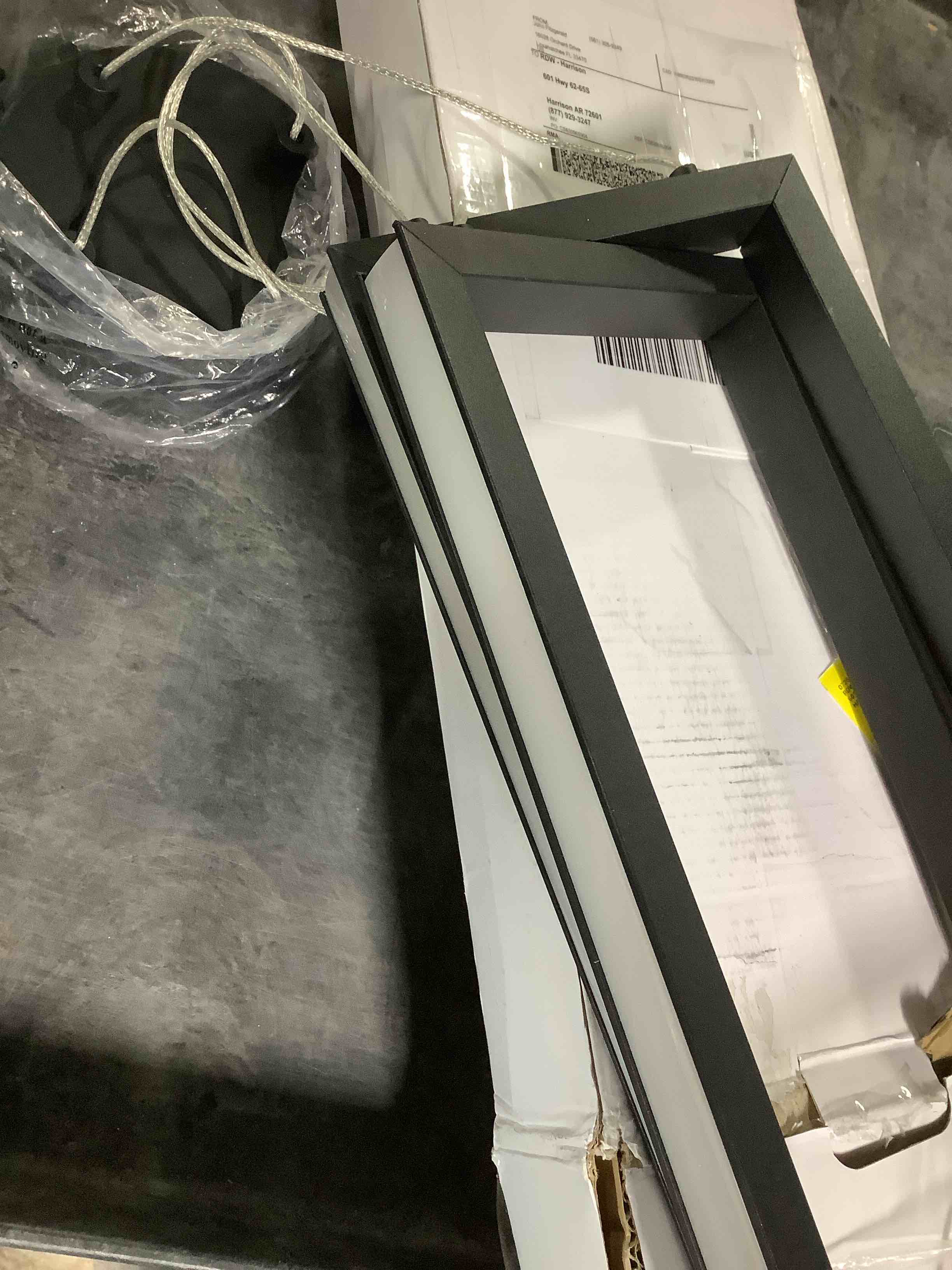 Condition photo showing Good Condition for chandelier