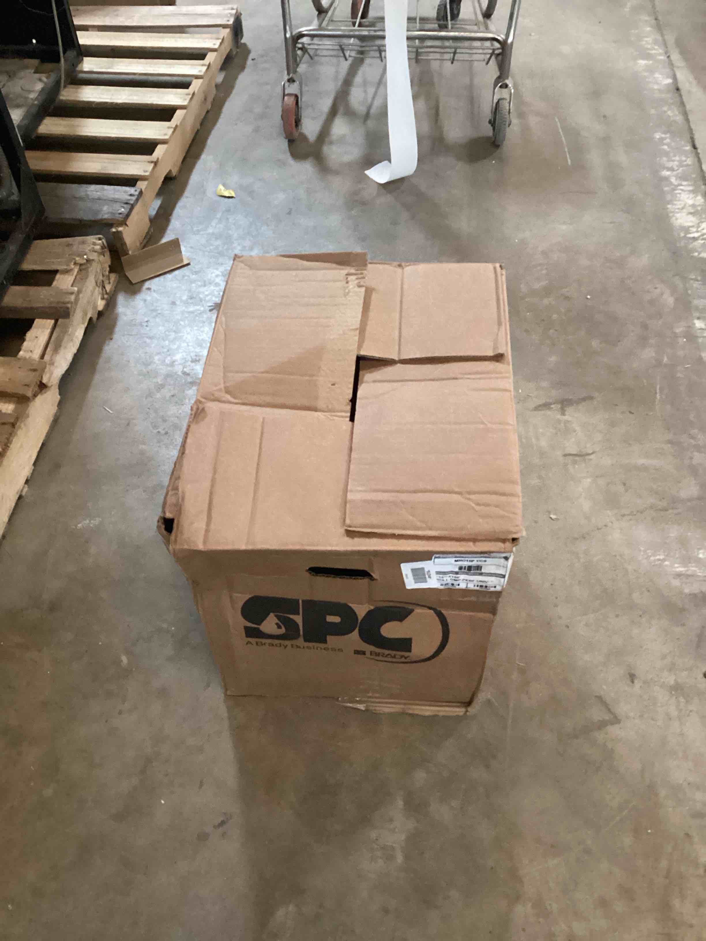 Condition photo showing Good Condition for Brady SPC MRO15P 15" x 150' Premium Heavy Weight Multi-Purpose Absorbent Roll with Strong, Low Linting Fine Fiber Cover and Easy to Tear Perforations