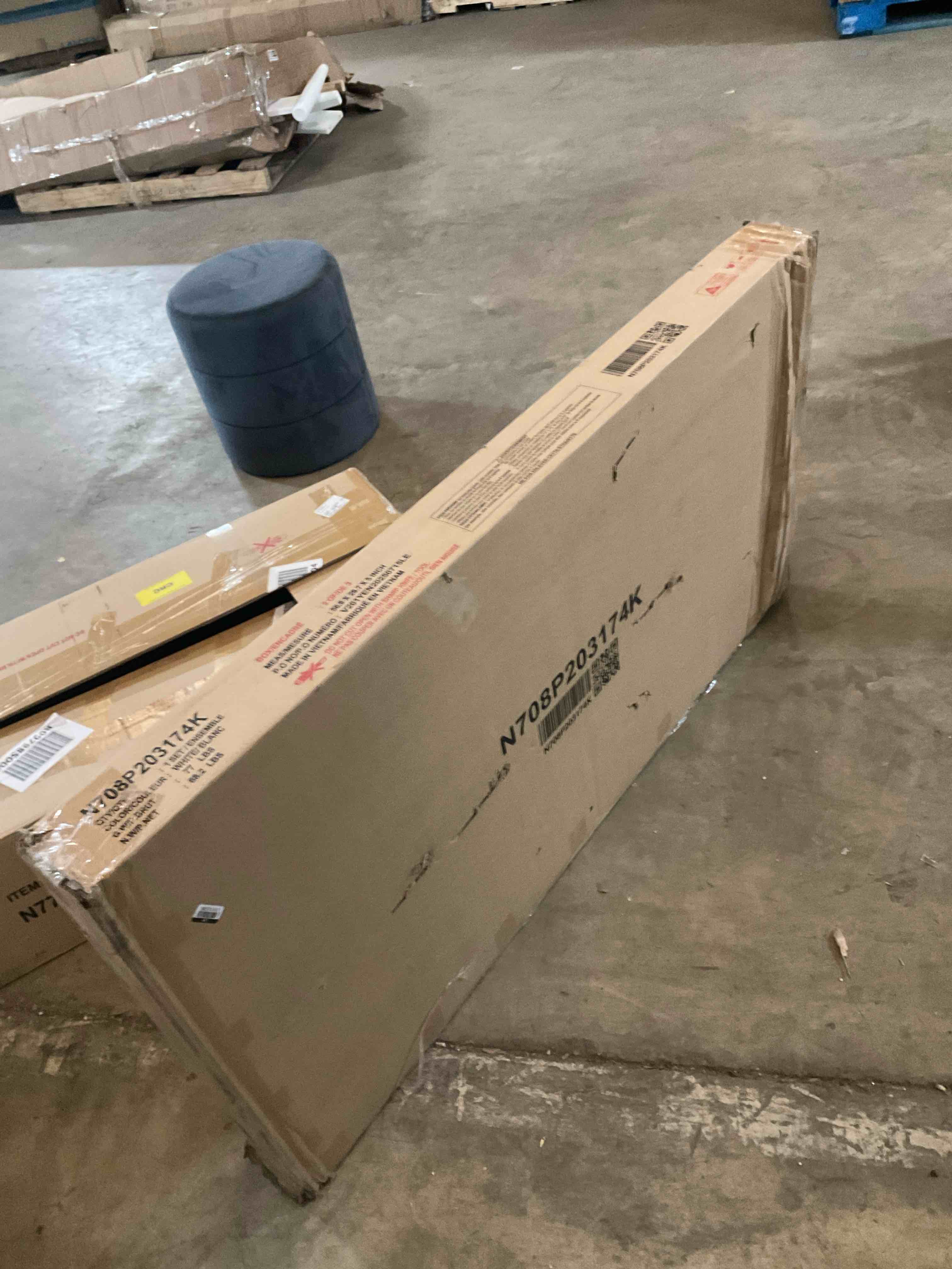 Condition photo showing Good Condition for incomplete bunk bed desk