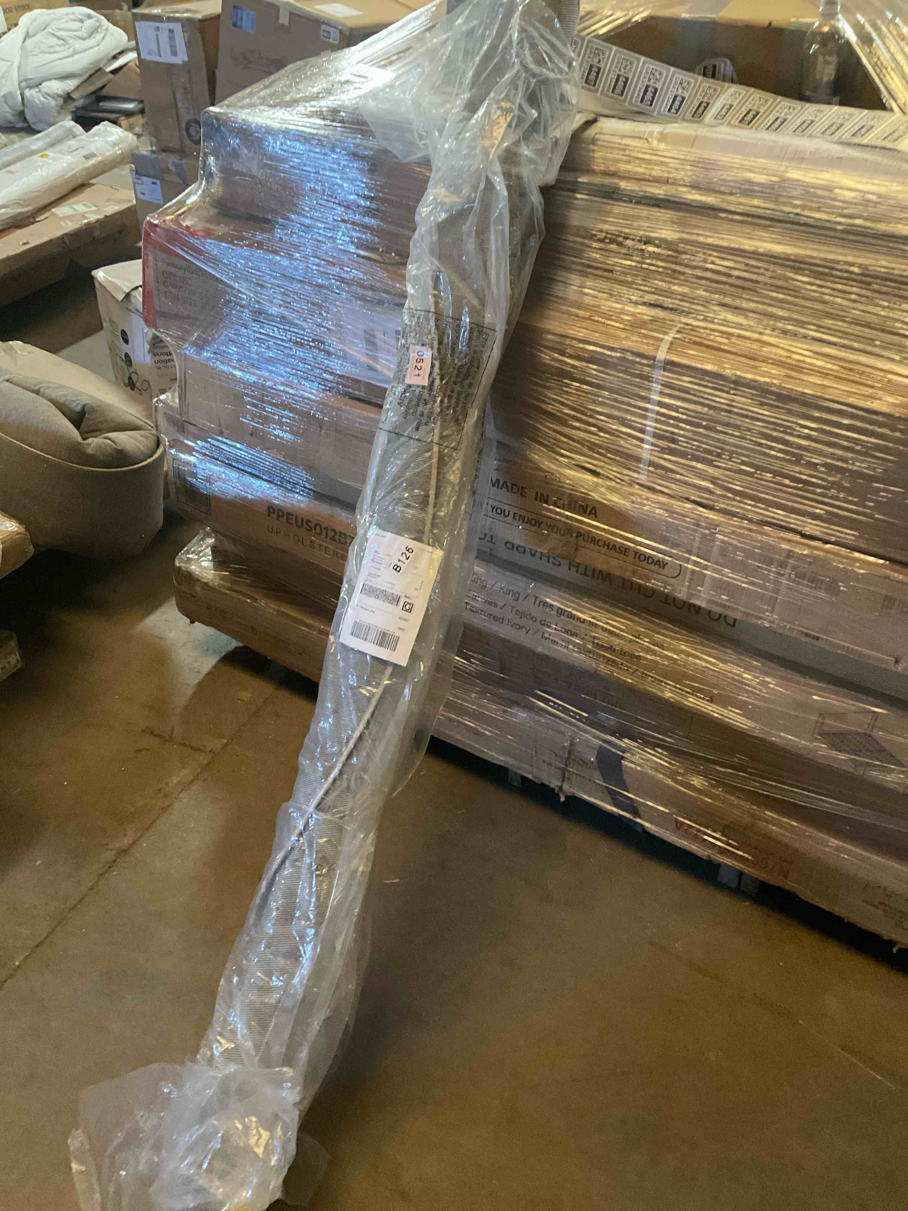 Condition photo showing Good Condition for Broadway Performance Abstract Rug